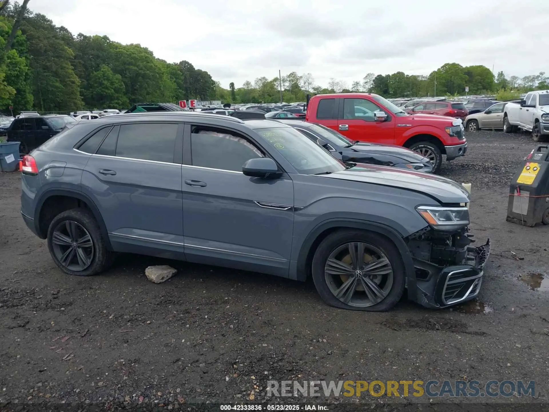 13 Photograph of a damaged car 1V26E2CAXLC227693 VOLKSWAGEN ATLAS CROSS SPORT 2020