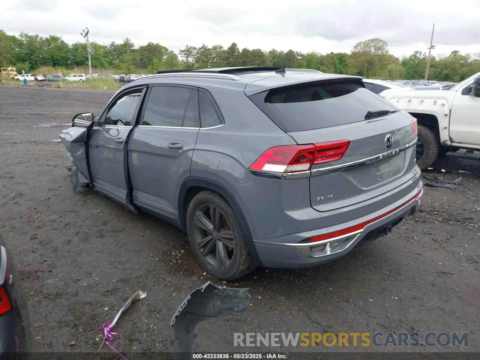 3 Photograph of a damaged car 1V26E2CAXLC227693 VOLKSWAGEN ATLAS CROSS SPORT 2020