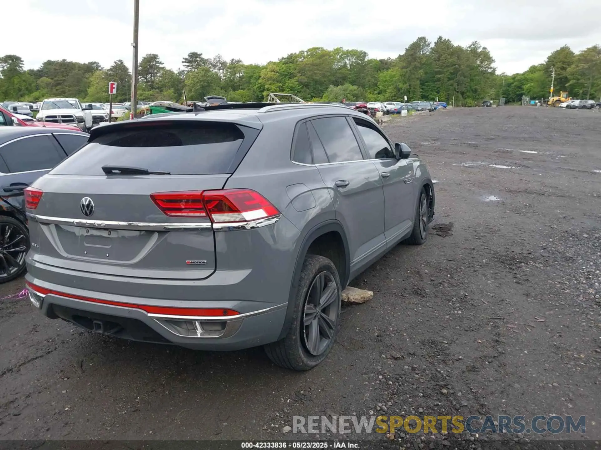 4 Photograph of a damaged car 1V26E2CAXLC227693 VOLKSWAGEN ATLAS CROSS SPORT 2020
