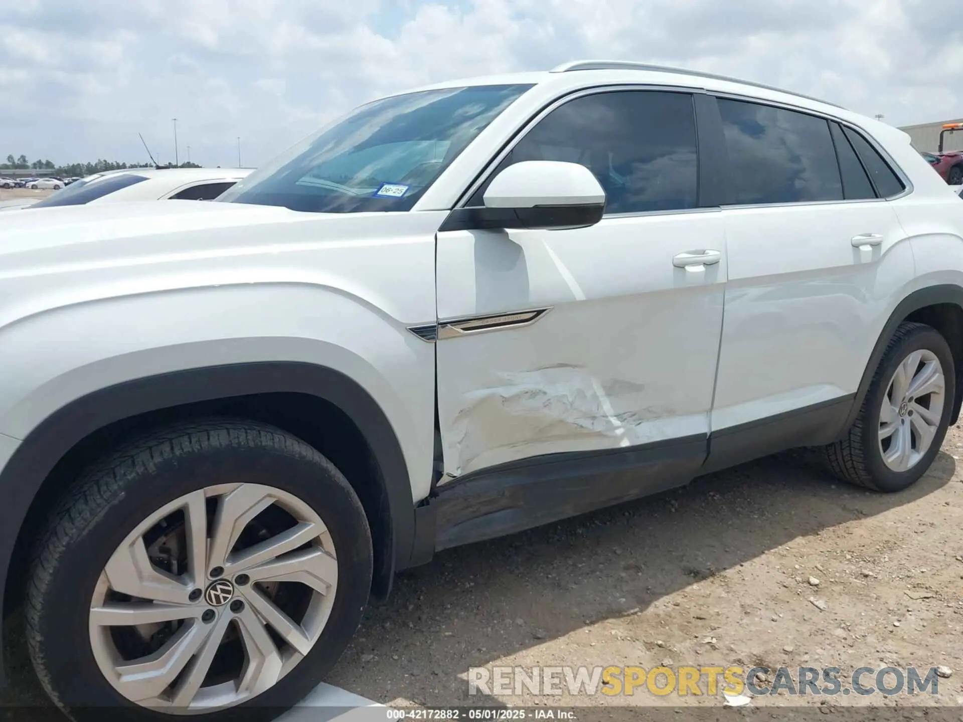 6 Photograph of a damaged car 1V2EE2CA0LC229108 VOLKSWAGEN ATLAS CROSS SPORT 2020