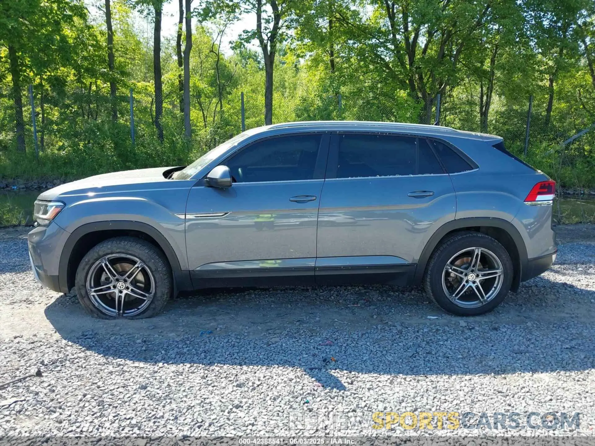 14 Photograph of a damaged car 1V2GC2CA6LC202509 VOLKSWAGEN ATLAS CROSS SPORT 2020