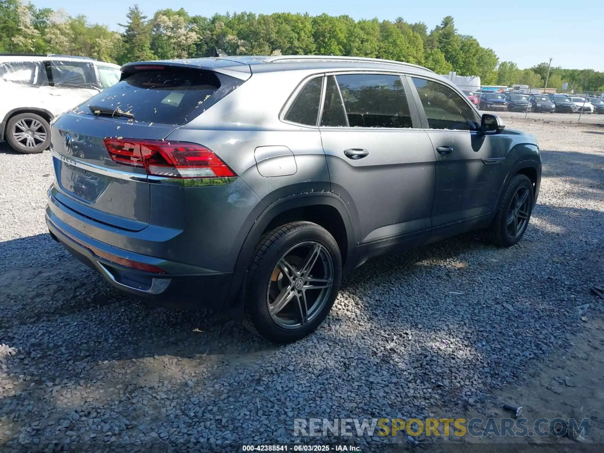 4 Photograph of a damaged car 1V2GC2CA6LC202509 VOLKSWAGEN ATLAS CROSS SPORT 2020
