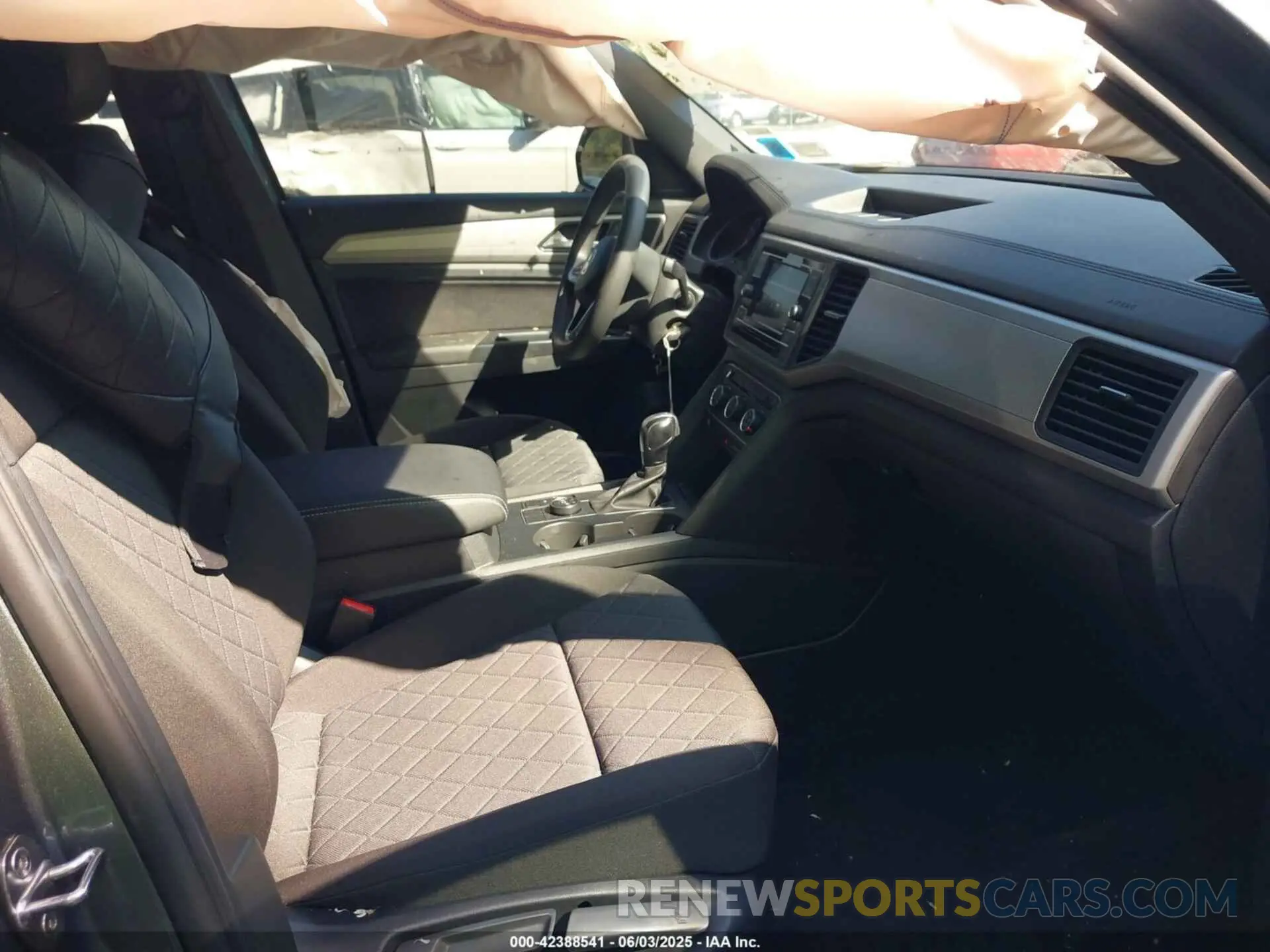 5 Photograph of a damaged car 1V2GC2CA6LC202509 VOLKSWAGEN ATLAS CROSS SPORT 2020