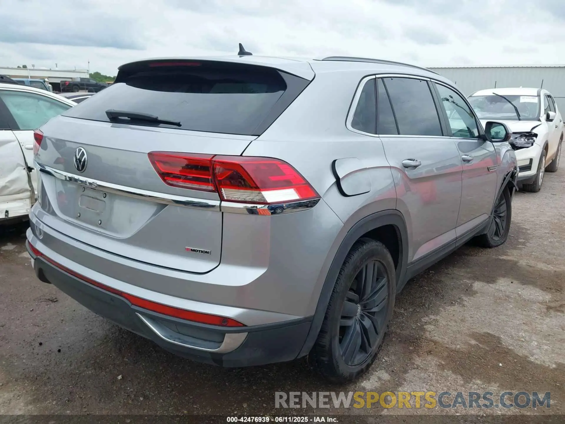 4 Photograph of a damaged car 1V2MC2CA6LC205395 VOLKSWAGEN ATLAS CROSS SPORT 2020