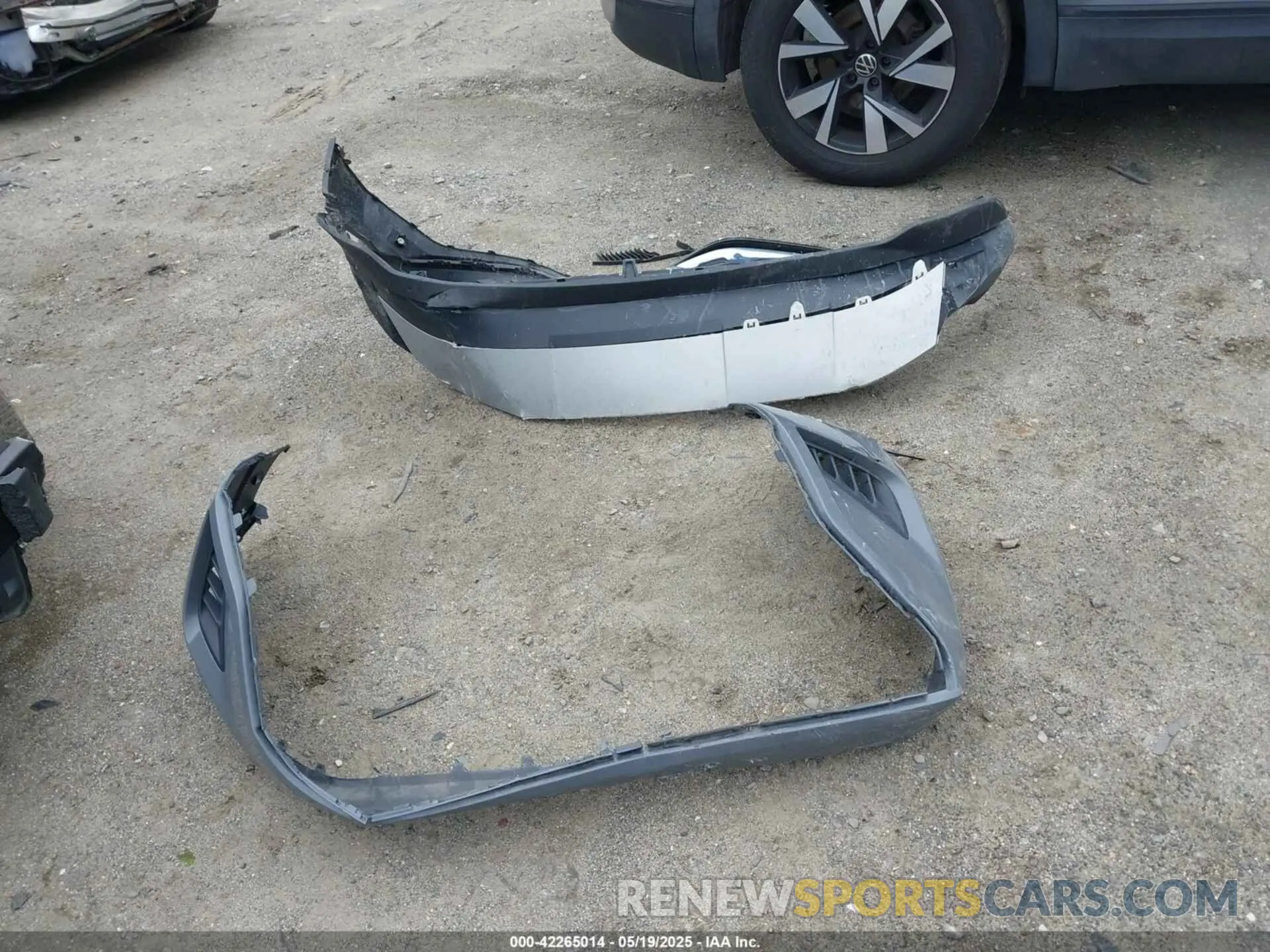 12 Photograph of a damaged car 1V2ME2CA3LC220933 VOLKSWAGEN ATLAS CROSS SPORT 2020