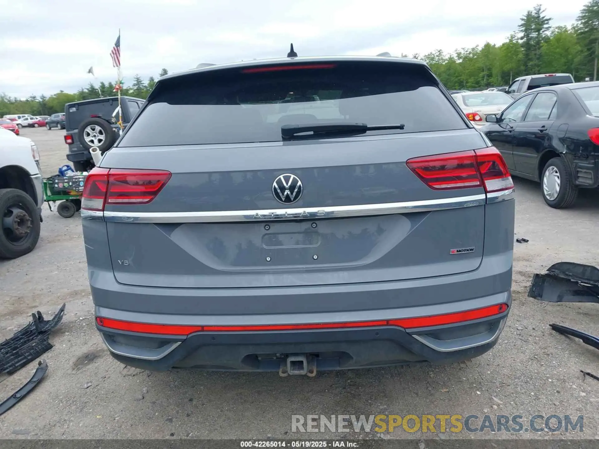 17 Photograph of a damaged car 1V2ME2CA3LC220933 VOLKSWAGEN ATLAS CROSS SPORT 2020