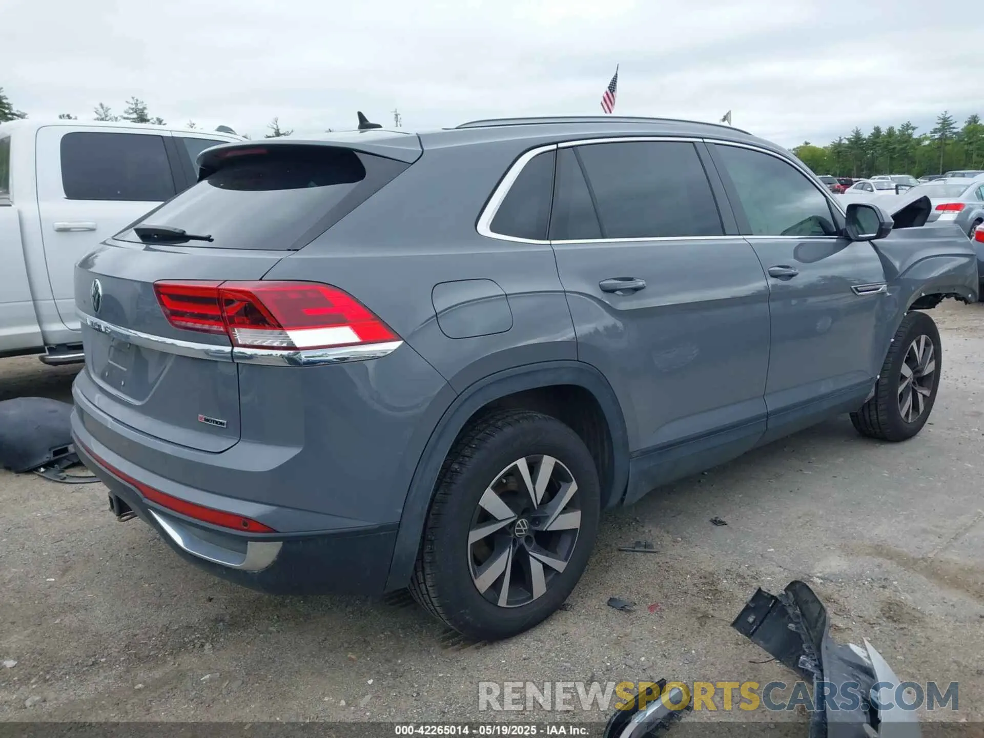 4 Photograph of a damaged car 1V2ME2CA3LC220933 VOLKSWAGEN ATLAS CROSS SPORT 2020