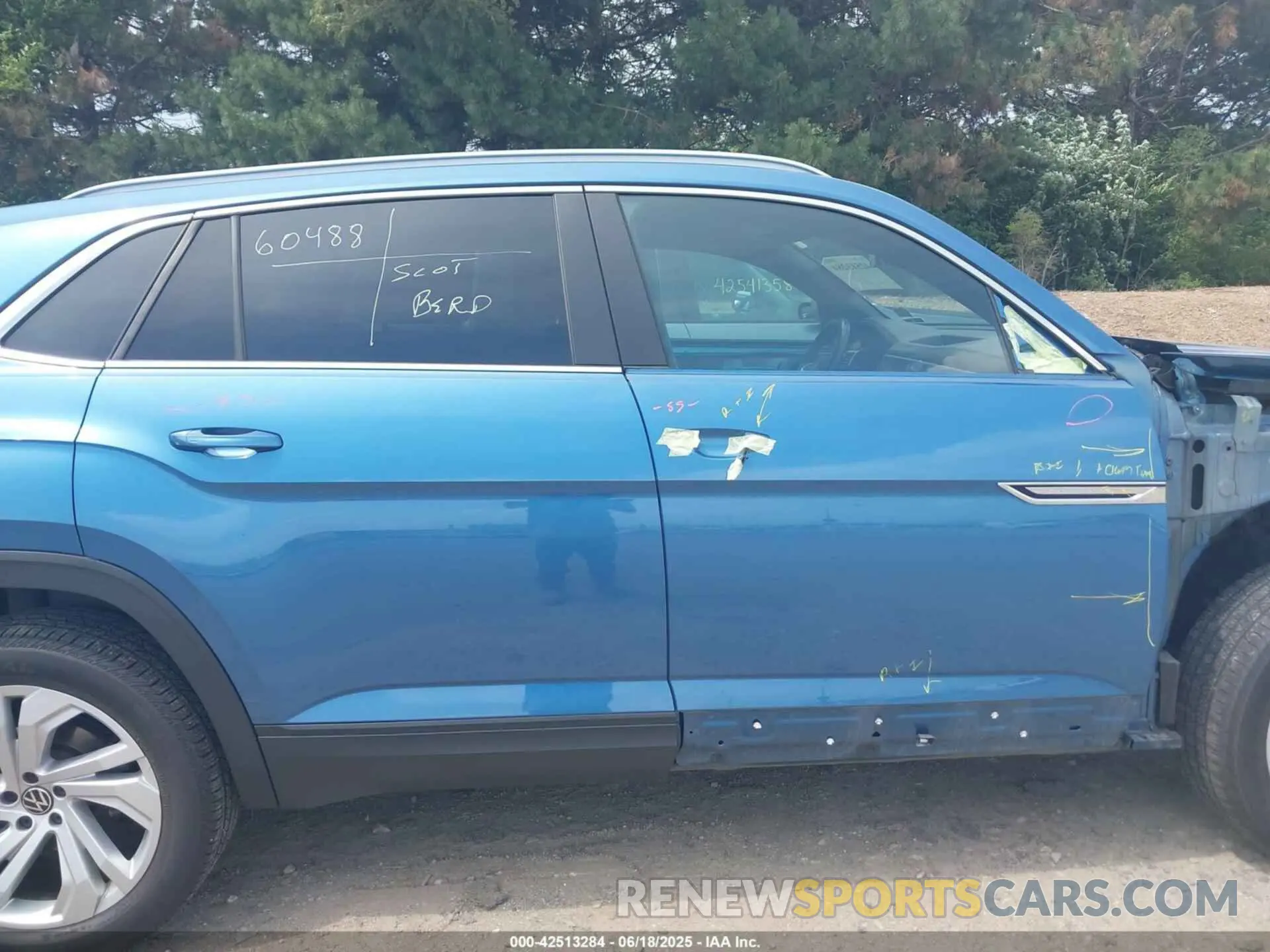 14 Photograph of a damaged car 1V2ME2CA4LC214929 VOLKSWAGEN ATLAS CROSS SPORT 2020