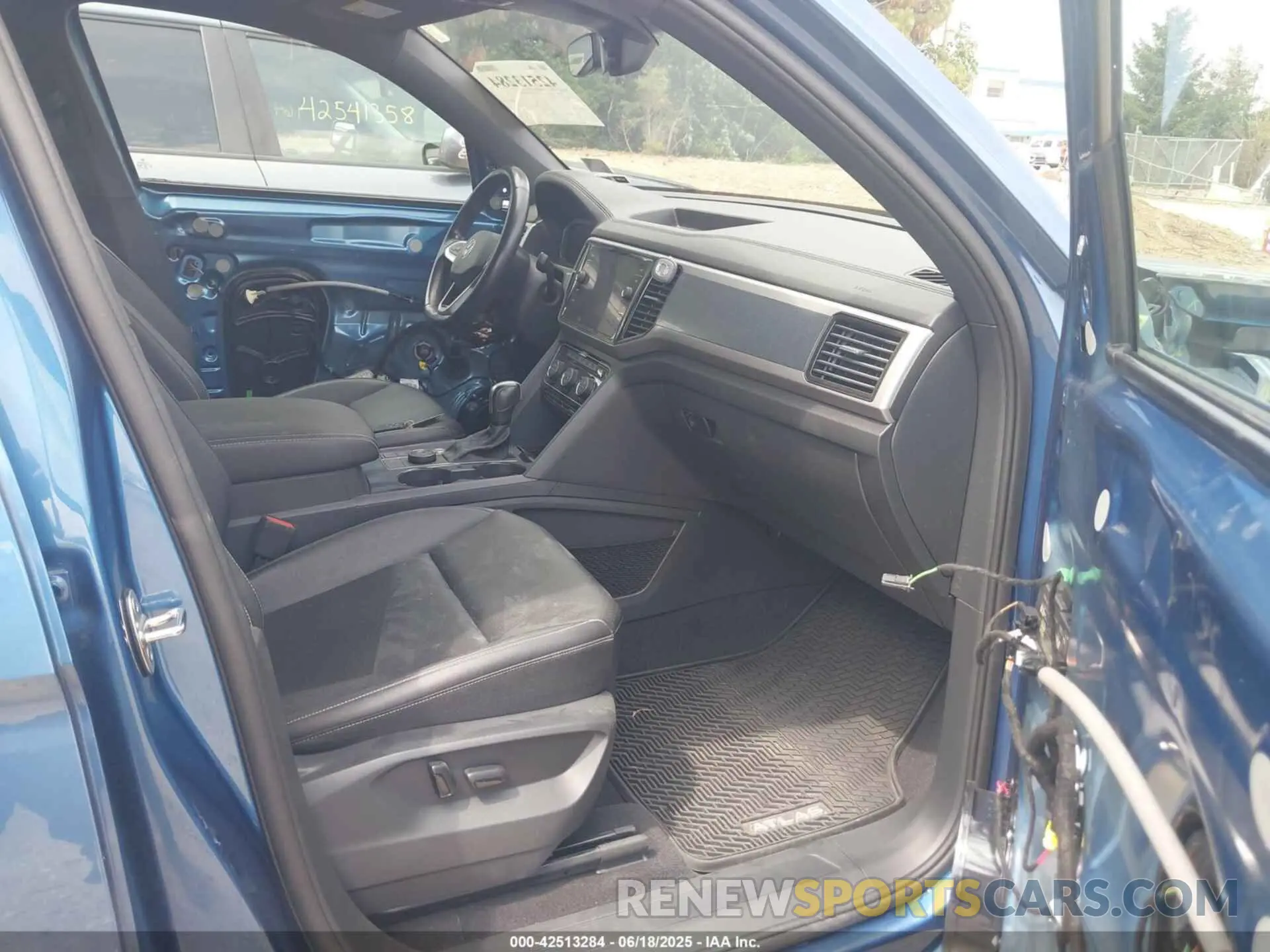 5 Photograph of a damaged car 1V2ME2CA4LC214929 VOLKSWAGEN ATLAS CROSS SPORT 2020