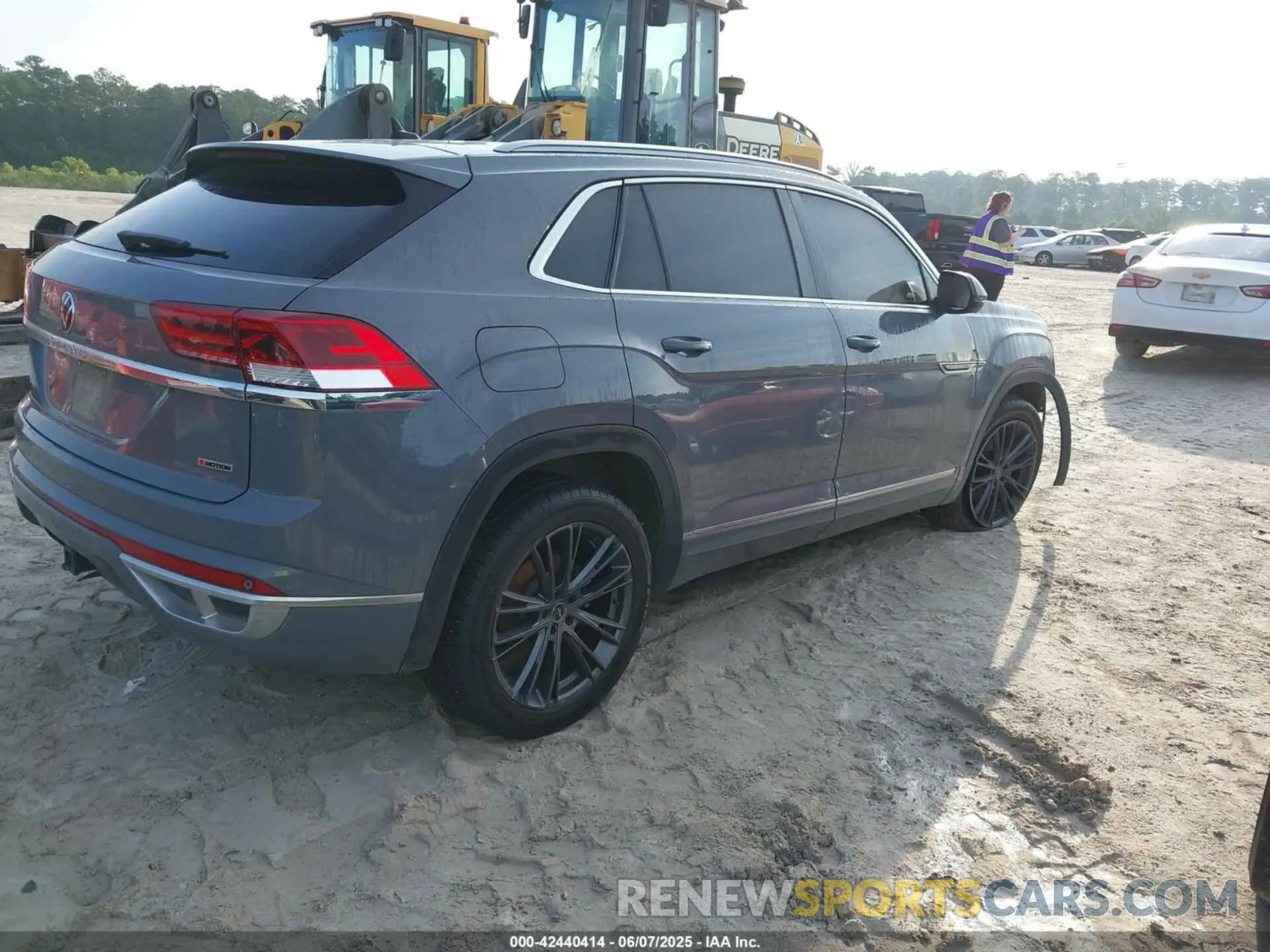 4 Photograph of a damaged car 1V2RE2CA6LC217059 VOLKSWAGEN ATLAS CROSS SPORT 2020