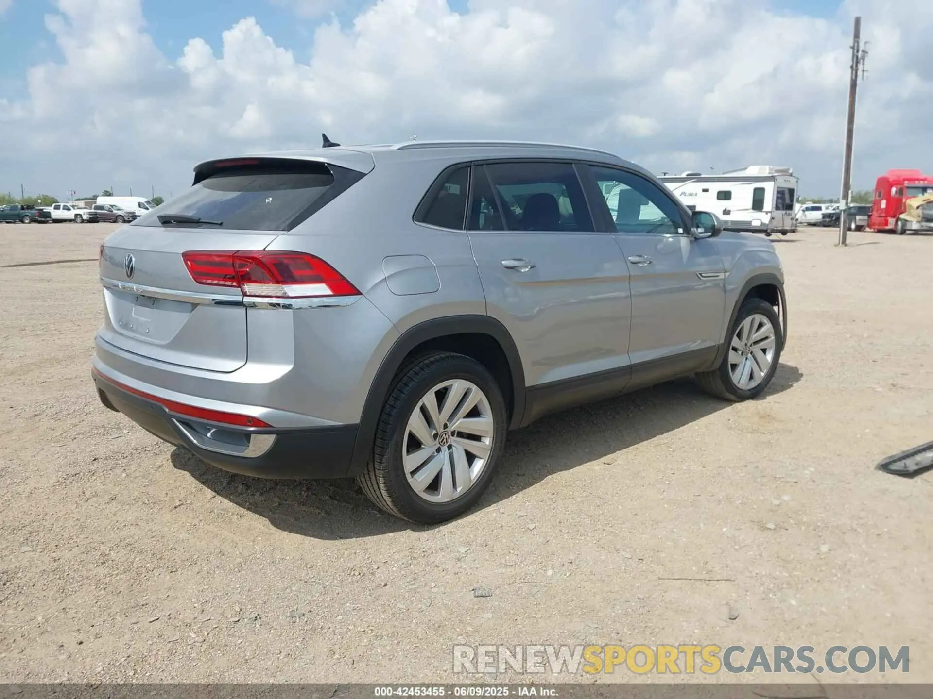 4 Photograph of a damaged car 1V2YC2CA1LC204740 VOLKSWAGEN ATLAS CROSS SPORT 2020