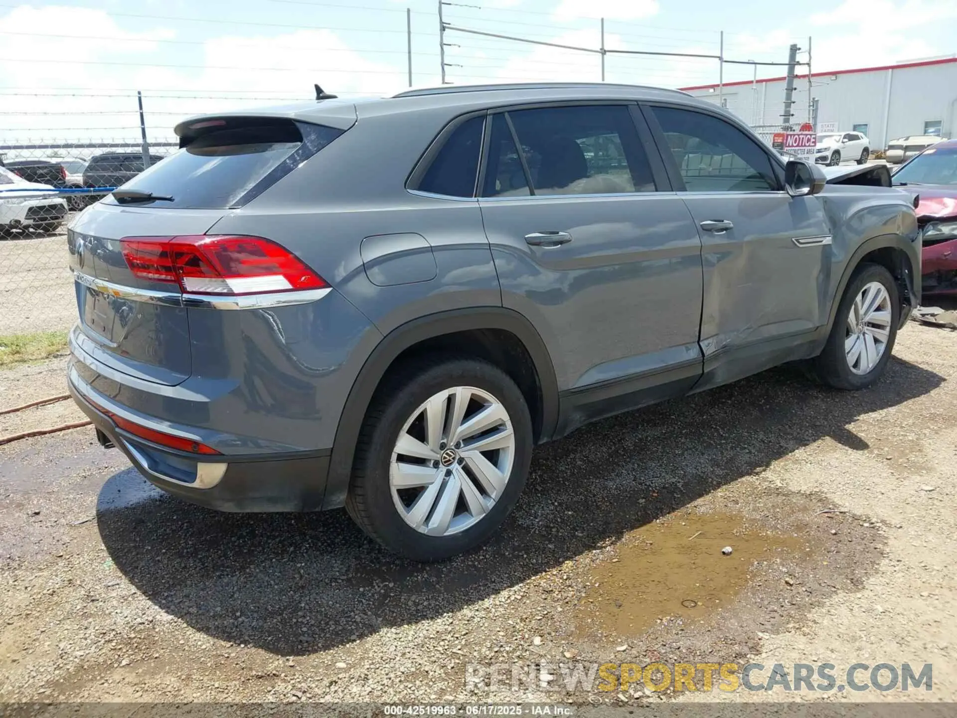4 Photograph of a damaged car 1V2JE2CAXMC201493 VOLKSWAGEN ATLAS CROSS SPORT 2021