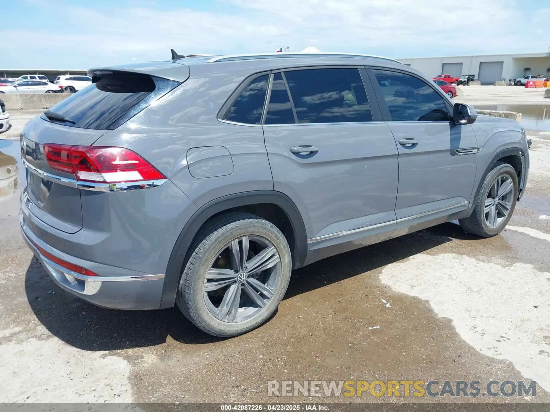 4 Photograph of a damaged car 1V2ME2CA4MC206041 VOLKSWAGEN ATLAS CROSS SPORT 2021
