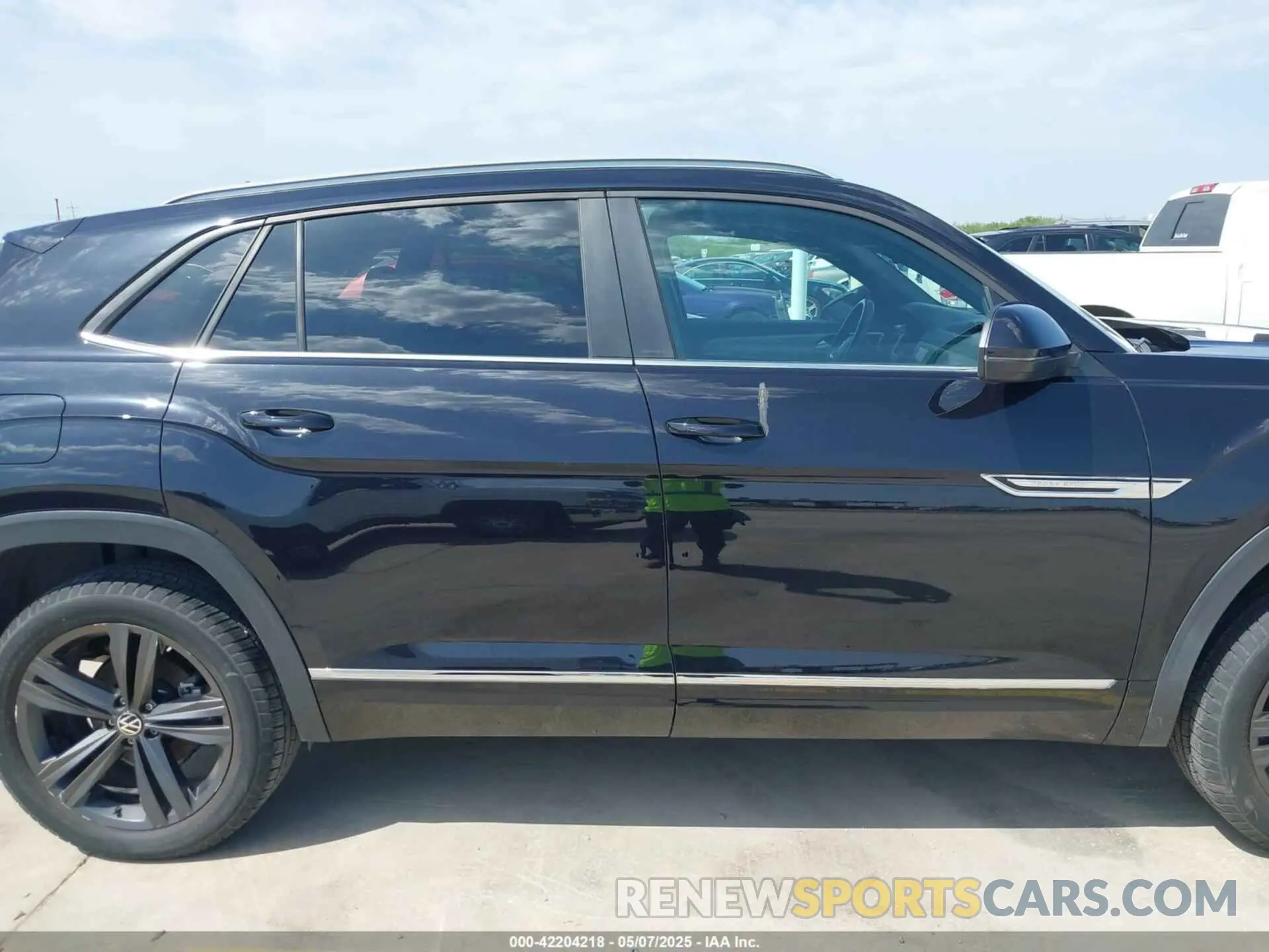 14 Photograph of a damaged car 1V2PE2CA3MC227881 VOLKSWAGEN ATLAS CROSS SPORT 2021