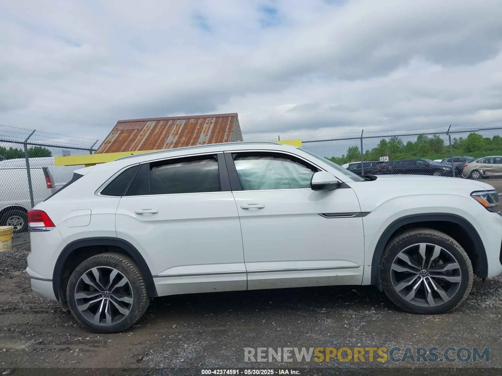 14 Photograph of a damaged car 1V2SE2CA7MC214805 VOLKSWAGEN ATLAS CROSS SPORT 2021