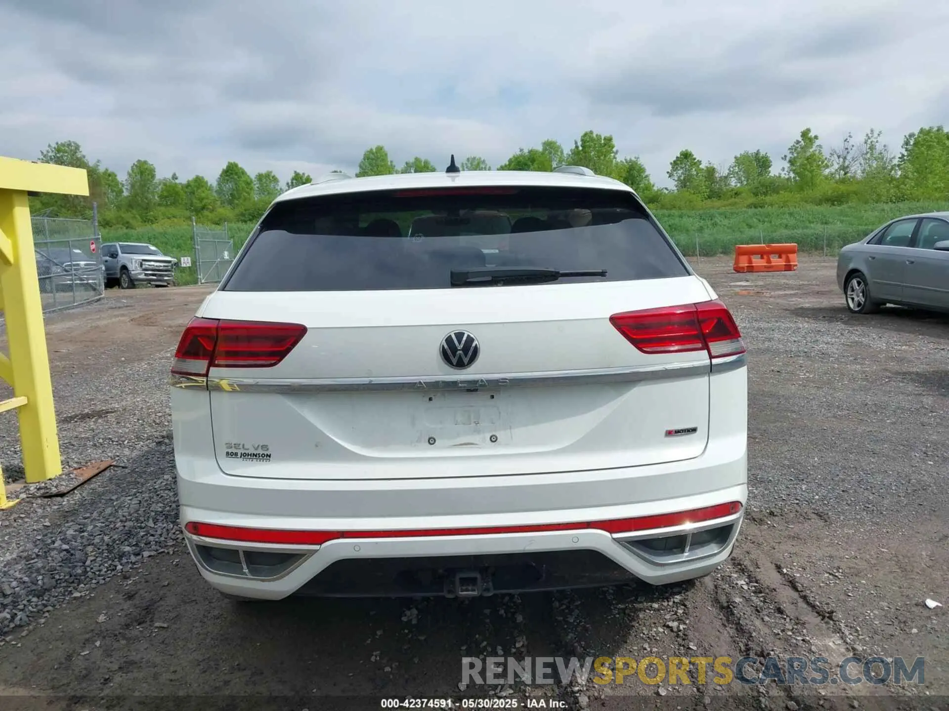 17 Photograph of a damaged car 1V2SE2CA7MC214805 VOLKSWAGEN ATLAS CROSS SPORT 2021