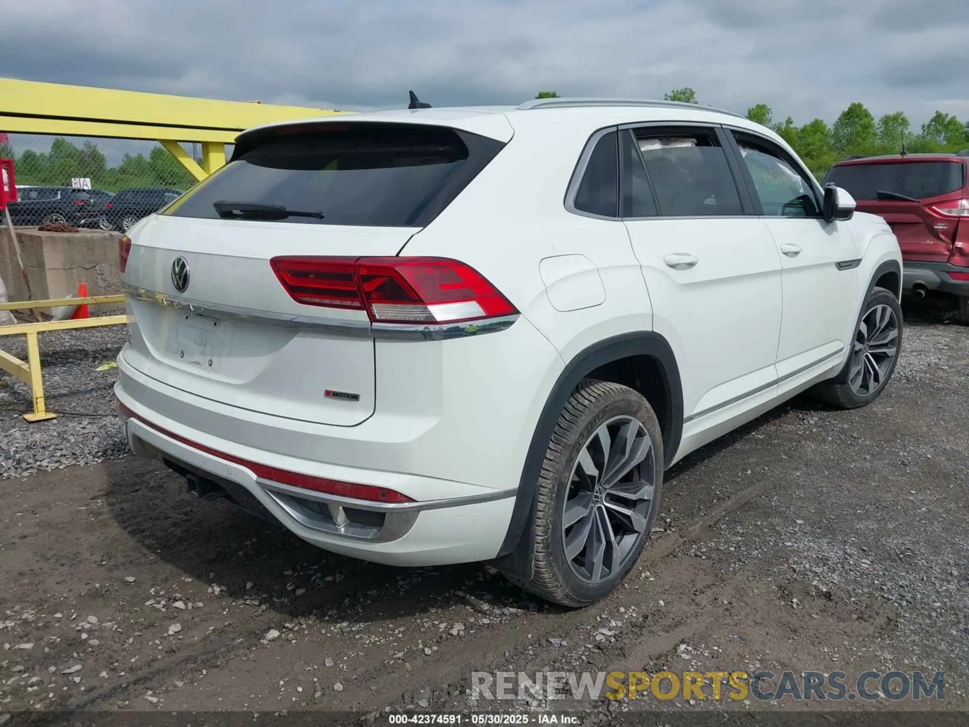 4 Photograph of a damaged car 1V2SE2CA7MC214805 VOLKSWAGEN ATLAS CROSS SPORT 2021
