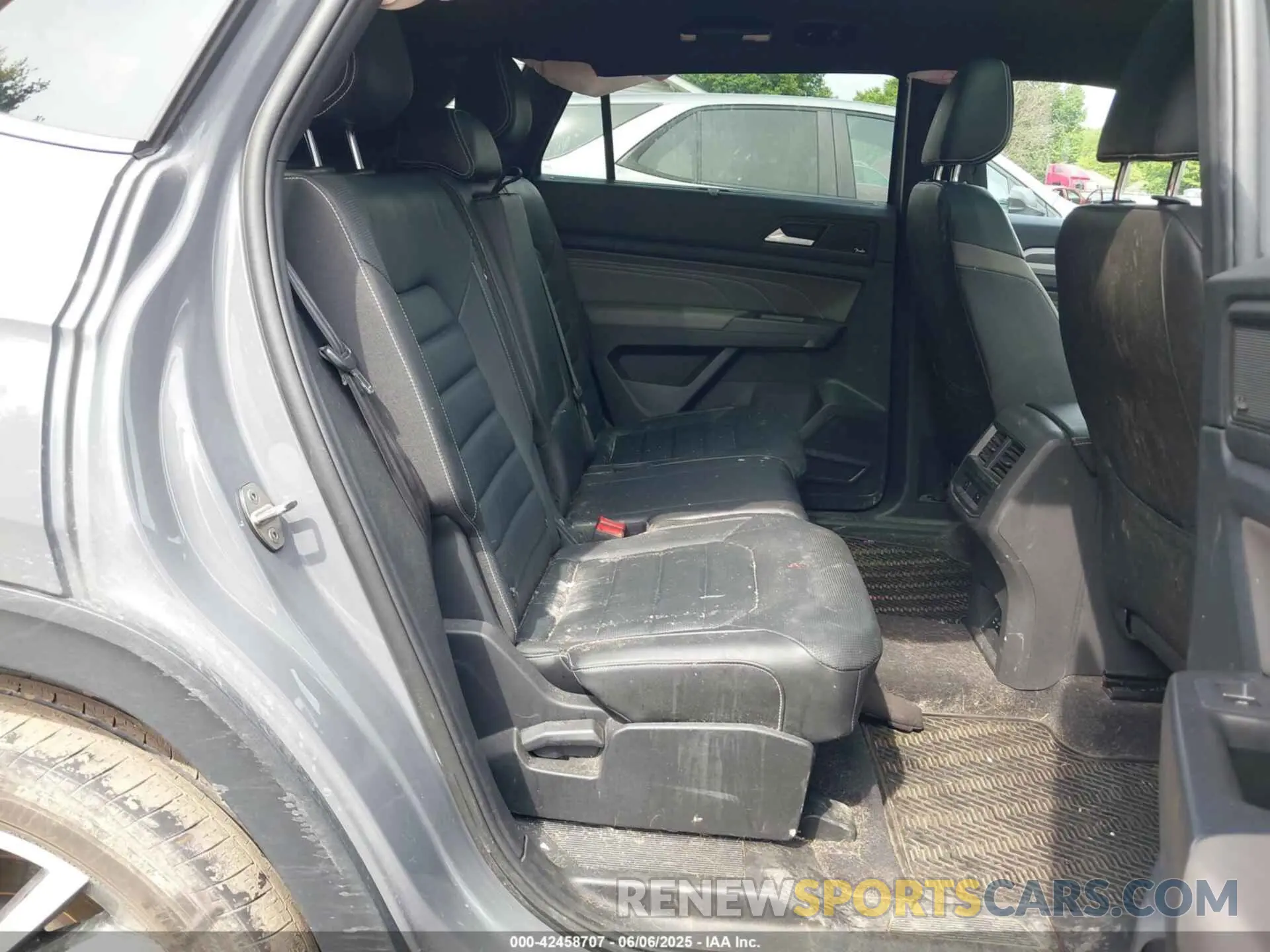 8 Photograph of a damaged car 1V2TC2CAXMC219555 VOLKSWAGEN ATLAS CROSS SPORT 2021