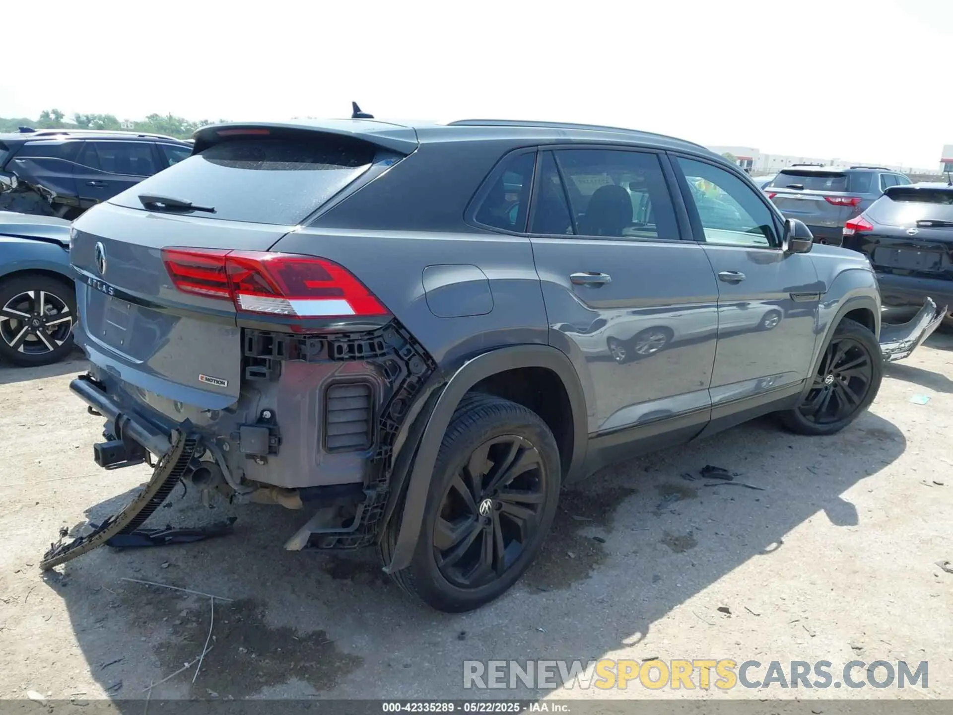 4 Photograph of a damaged car 1V2TE2CA0MC218702 VOLKSWAGEN ATLAS CROSS SPORT 2021