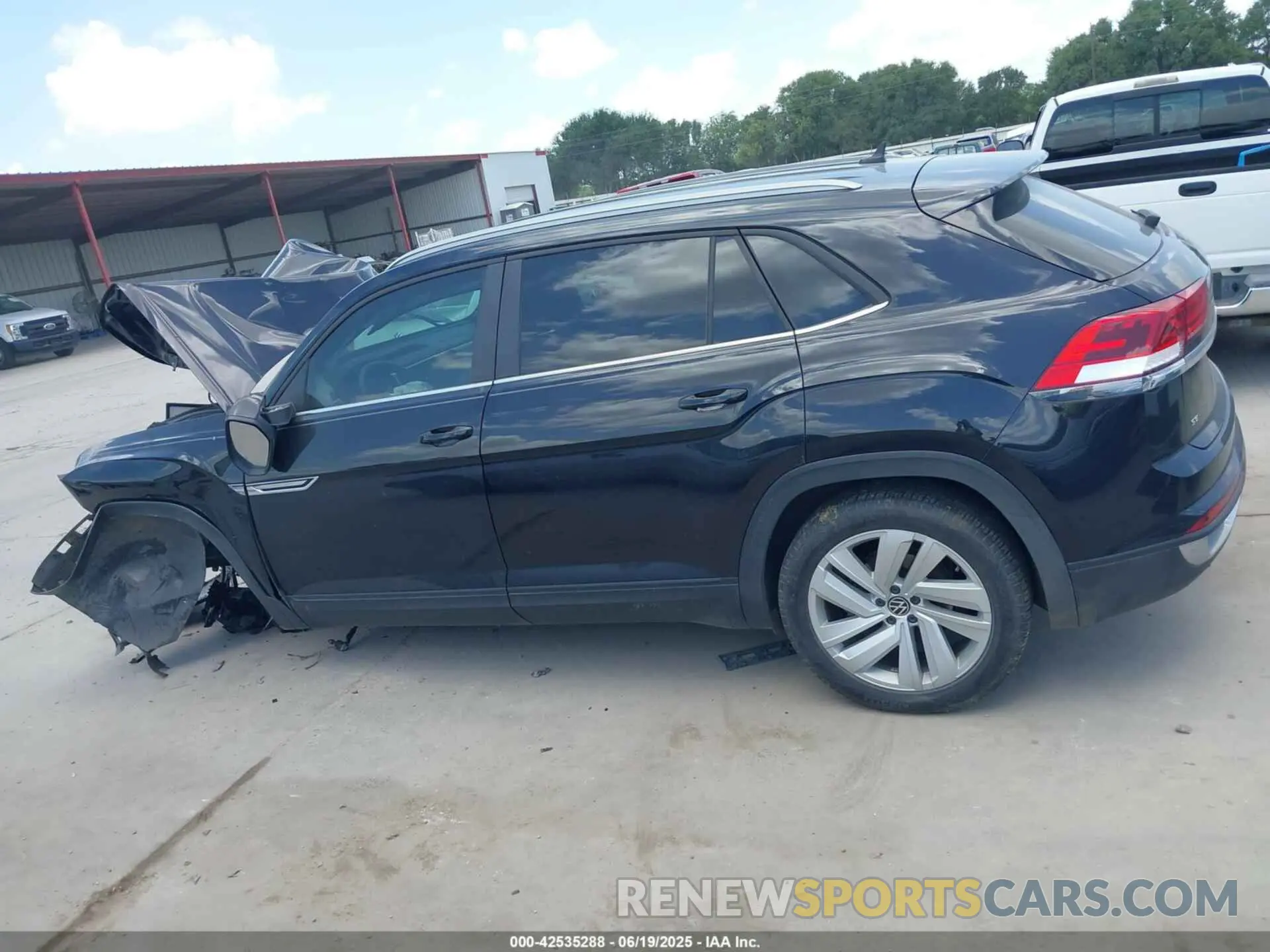 14 Photograph of a damaged car 1V2WC2CAXMC221013 VOLKSWAGEN ATLAS CROSS SPORT 2021