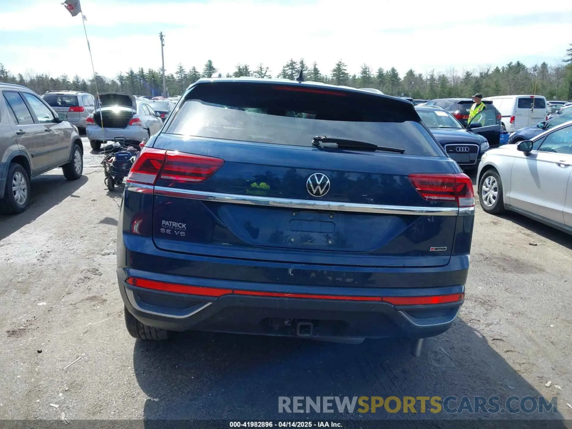 17 Photograph of a damaged car 1V2HE2CA4NC220203 VOLKSWAGEN ATLAS CROSS SPORT 2022