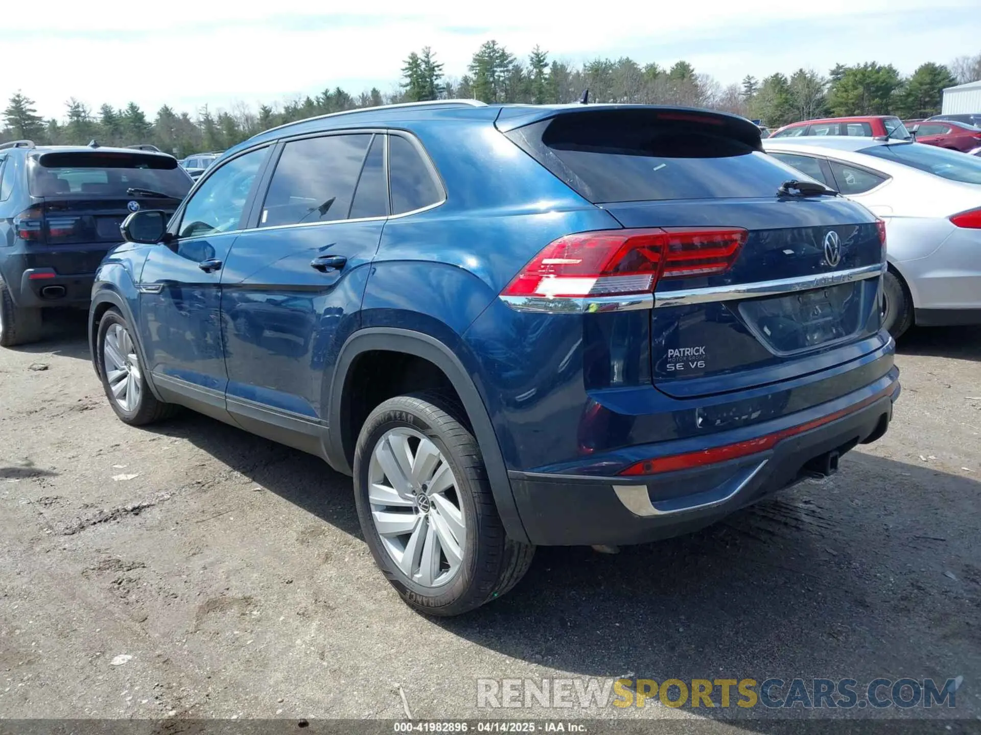 3 Photograph of a damaged car 1V2HE2CA4NC220203 VOLKSWAGEN ATLAS CROSS SPORT 2022