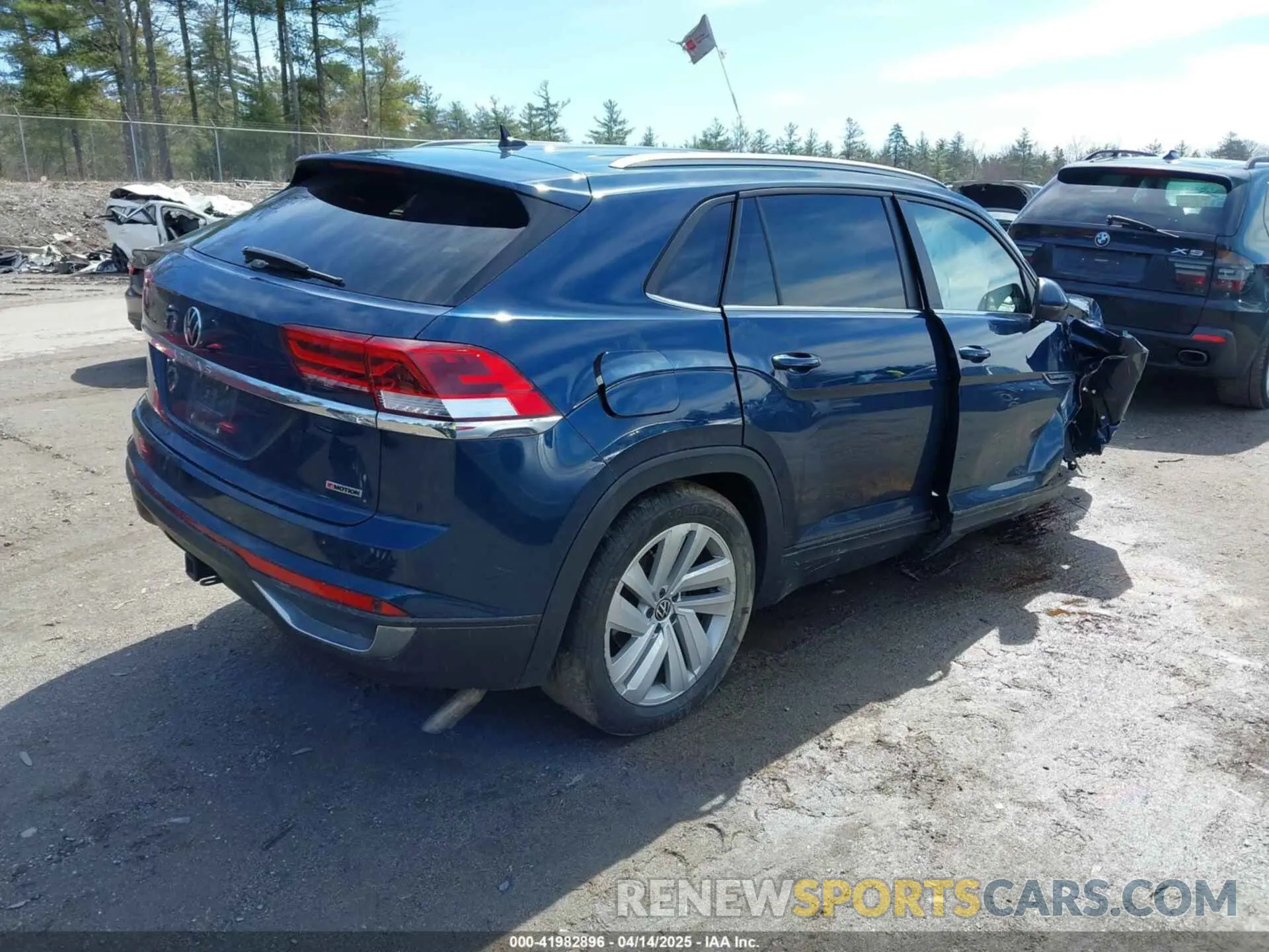 4 Photograph of a damaged car 1V2HE2CA4NC220203 VOLKSWAGEN ATLAS CROSS SPORT 2022
