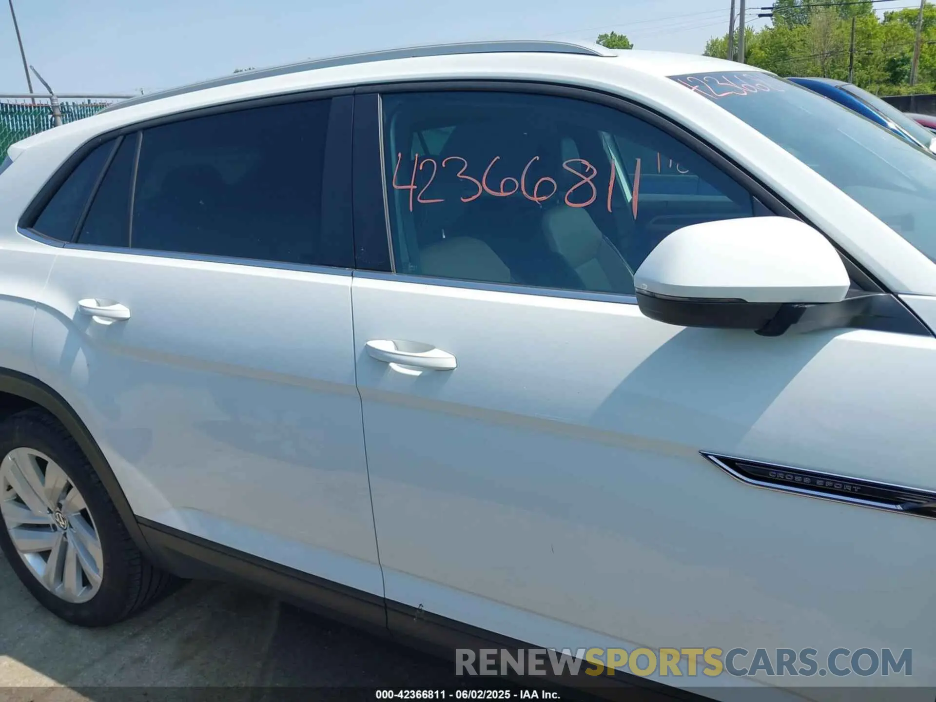14 Photograph of a damaged car 1V2HE2CA5NC225233 VOLKSWAGEN ATLAS CROSS SPORT 2022