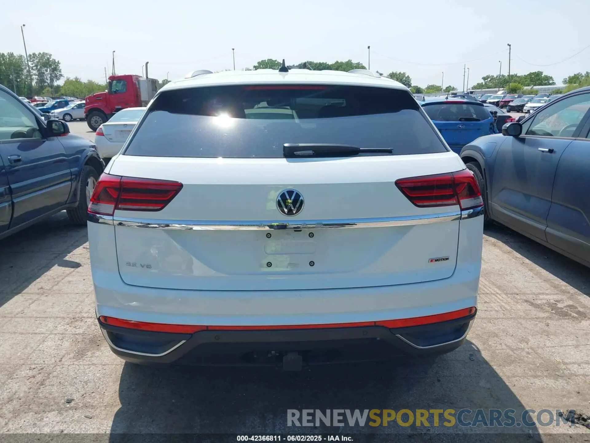 17 Photograph of a damaged car 1V2HE2CA5NC225233 VOLKSWAGEN ATLAS CROSS SPORT 2022