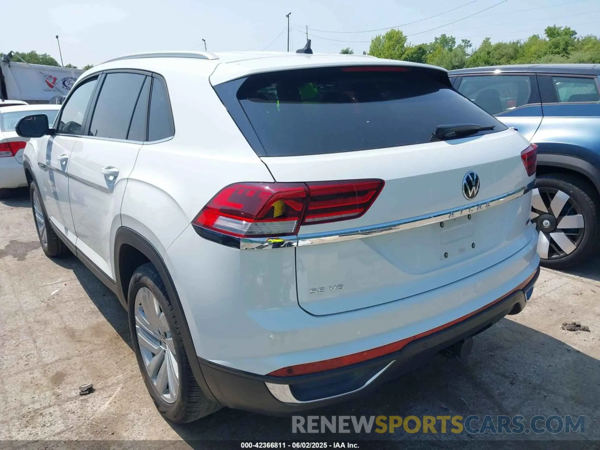 3 Photograph of a damaged car 1V2HE2CA5NC225233 VOLKSWAGEN ATLAS CROSS SPORT 2022