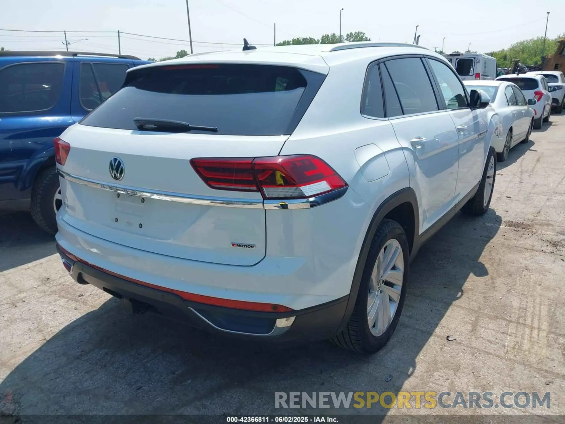 4 Photograph of a damaged car 1V2HE2CA5NC225233 VOLKSWAGEN ATLAS CROSS SPORT 2022