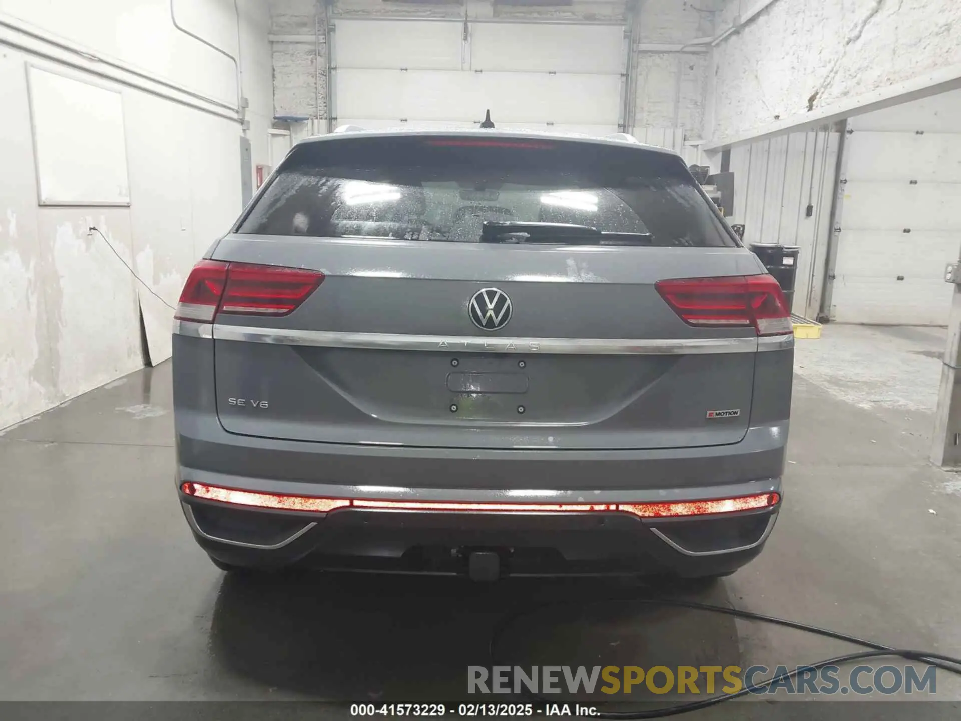 17 Photograph of a damaged car 1V2HE2CA9NC224490 VOLKSWAGEN ATLAS CROSS SPORT 2022
