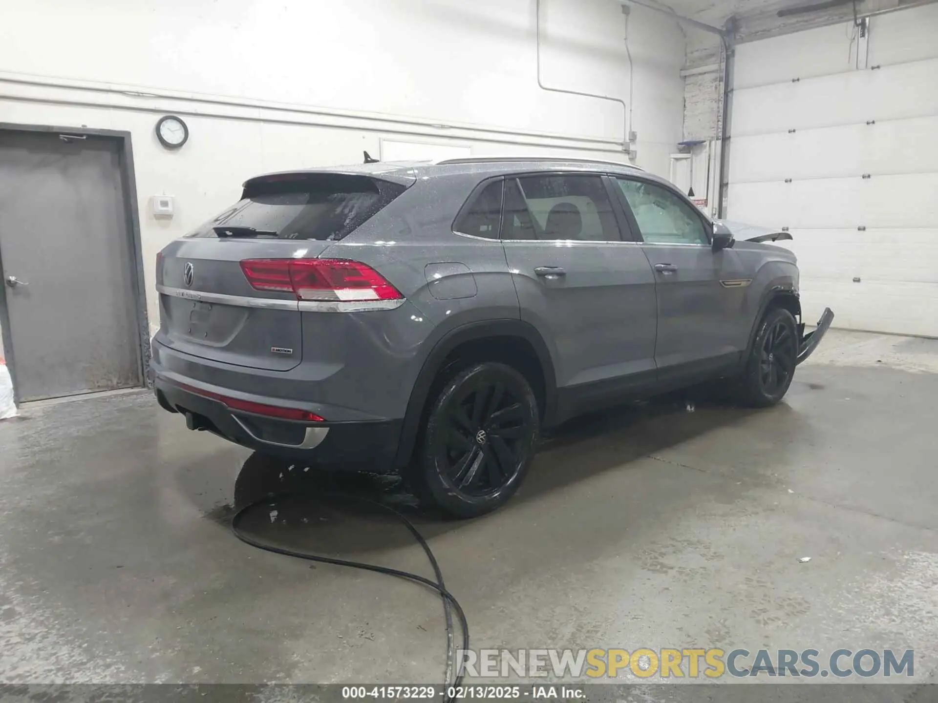 4 Photograph of a damaged car 1V2HE2CA9NC224490 VOLKSWAGEN ATLAS CROSS SPORT 2022