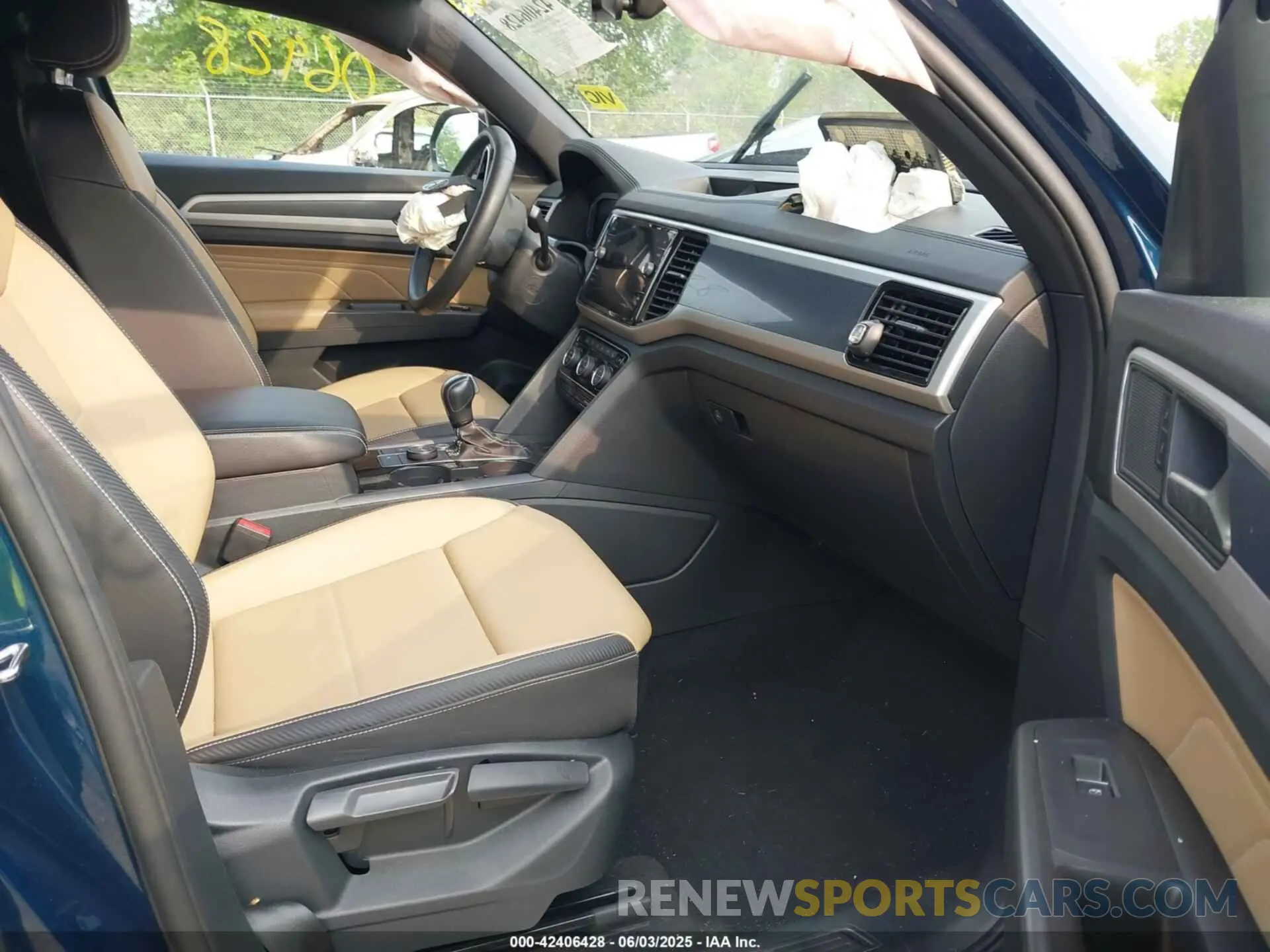 5 Photograph of a damaged car 1V2KC2CA9NC216742 VOLKSWAGEN ATLAS CROSS SPORT 2022