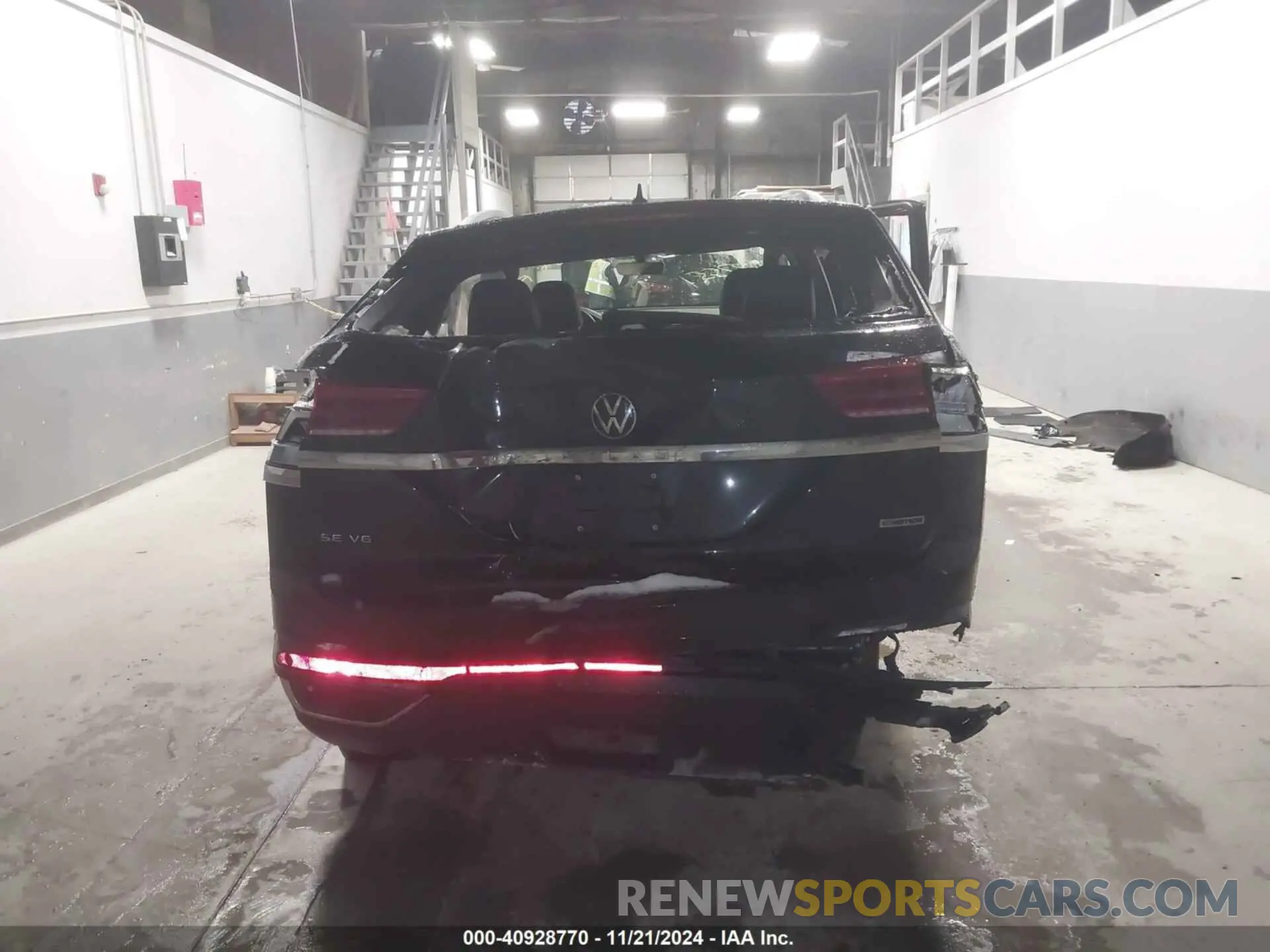 17 Photograph of a damaged car 1V2KE2CA0NC227686 VOLKSWAGEN ATLAS CROSS SPORT 2022