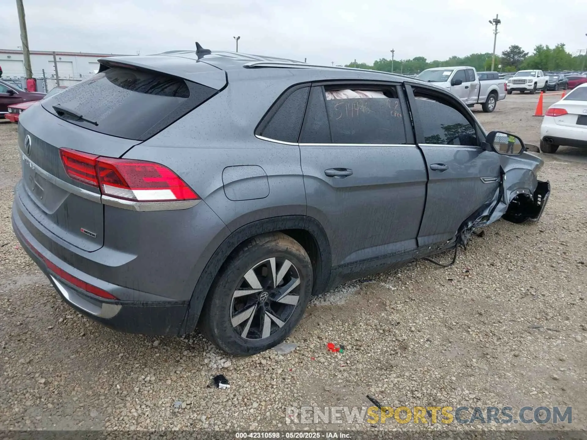4 Photograph of a damaged car 1V2LC2CA1NC203536 VOLKSWAGEN ATLAS CROSS SPORT 2022