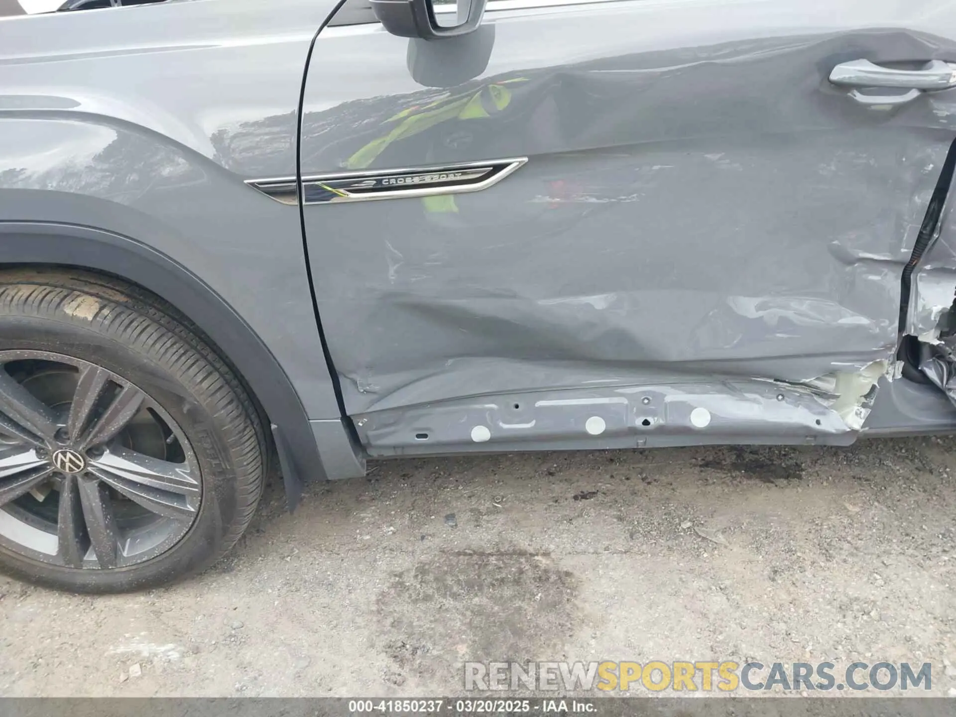 17 Photograph of a damaged car 1V2SE2CA2NC208363 VOLKSWAGEN ATLAS CROSS SPORT 2022
