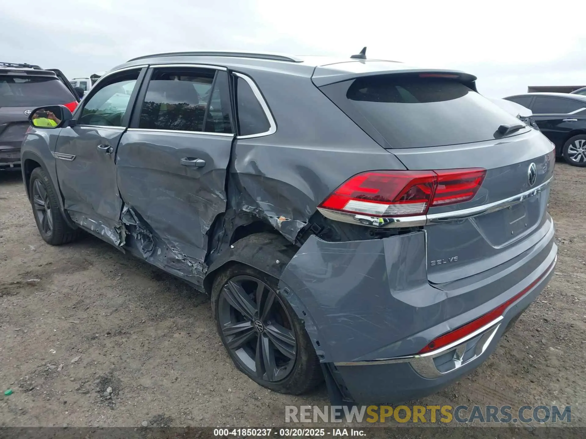 3 Photograph of a damaged car 1V2SE2CA2NC208363 VOLKSWAGEN ATLAS CROSS SPORT 2022