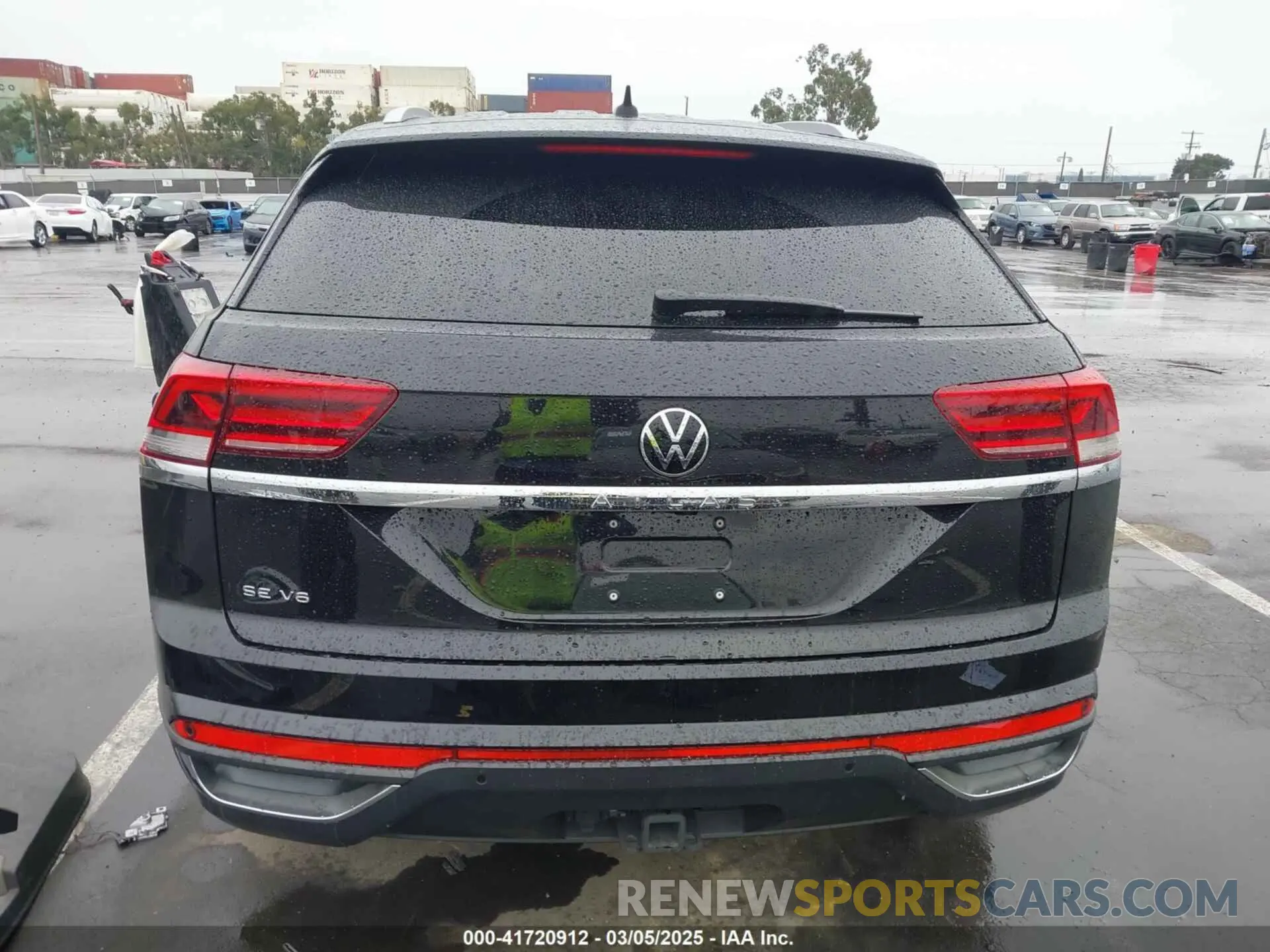 17 Photograph of a damaged car 1V2WE2CA3NC203707 VOLKSWAGEN ATLAS CROSS SPORT 2022