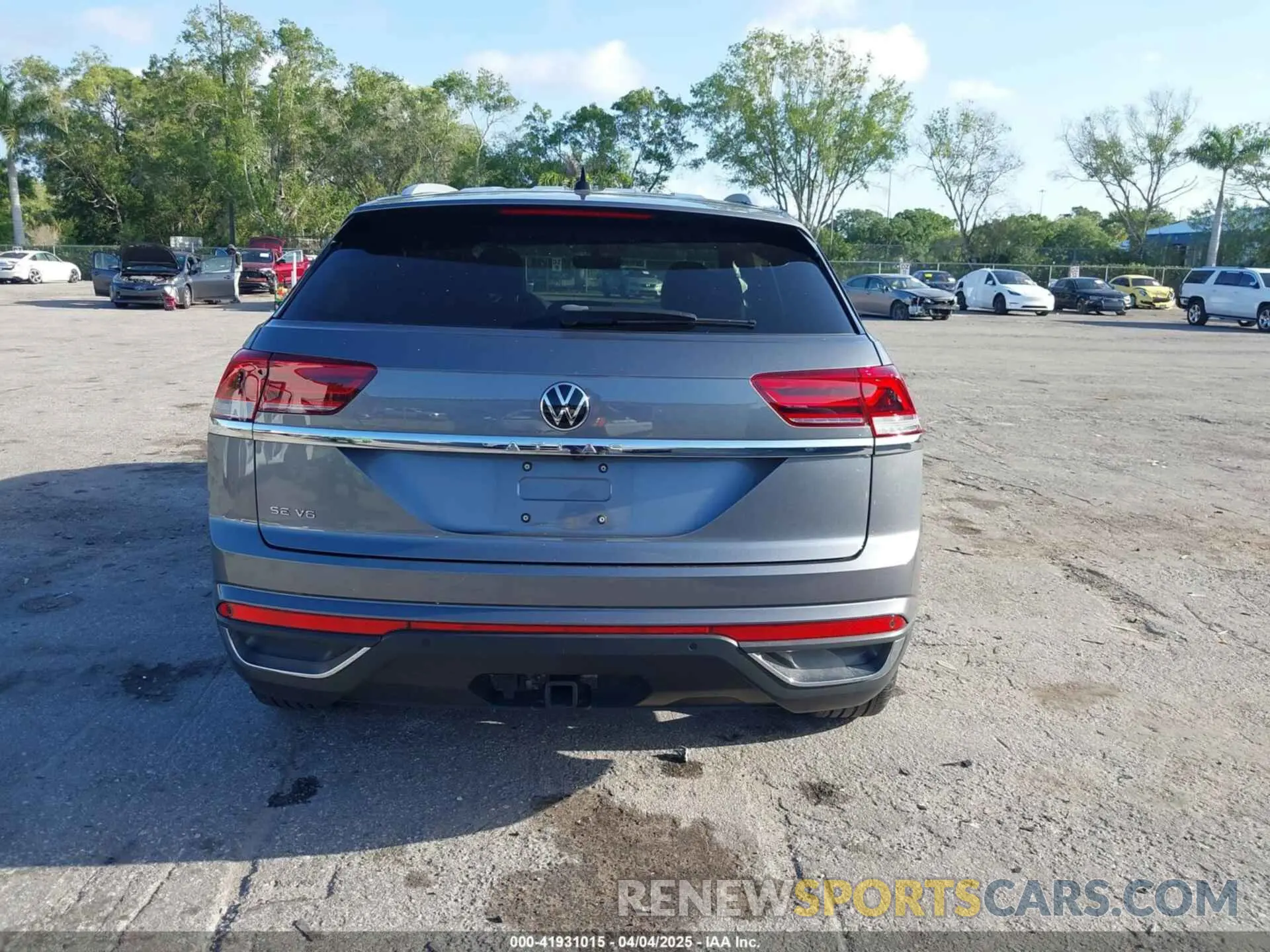 17 Photograph of a damaged car 1V2WE2CA3NC218854 VOLKSWAGEN ATLAS CROSS SPORT 2022