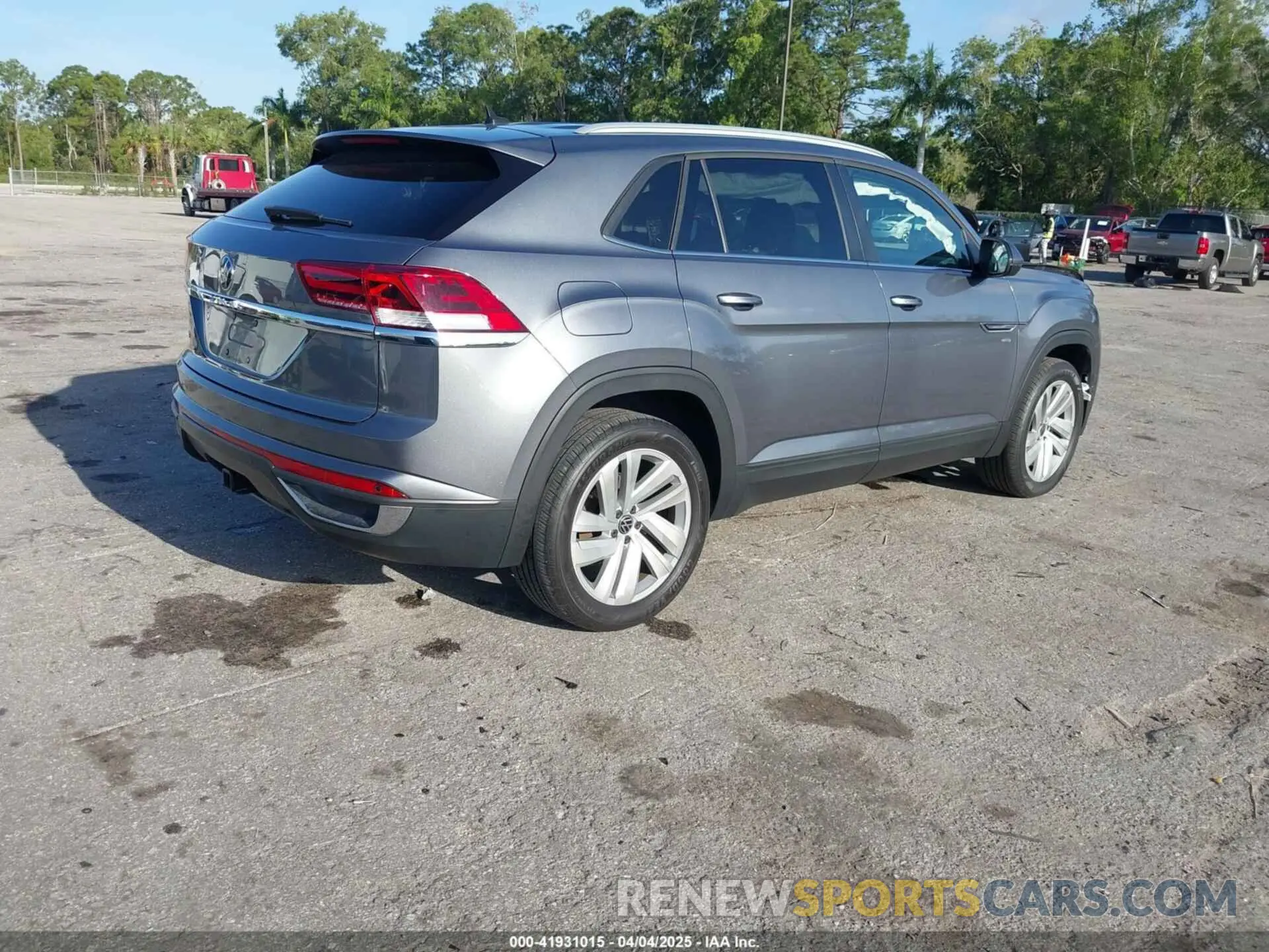 4 Photograph of a damaged car 1V2WE2CA3NC218854 VOLKSWAGEN ATLAS CROSS SPORT 2022