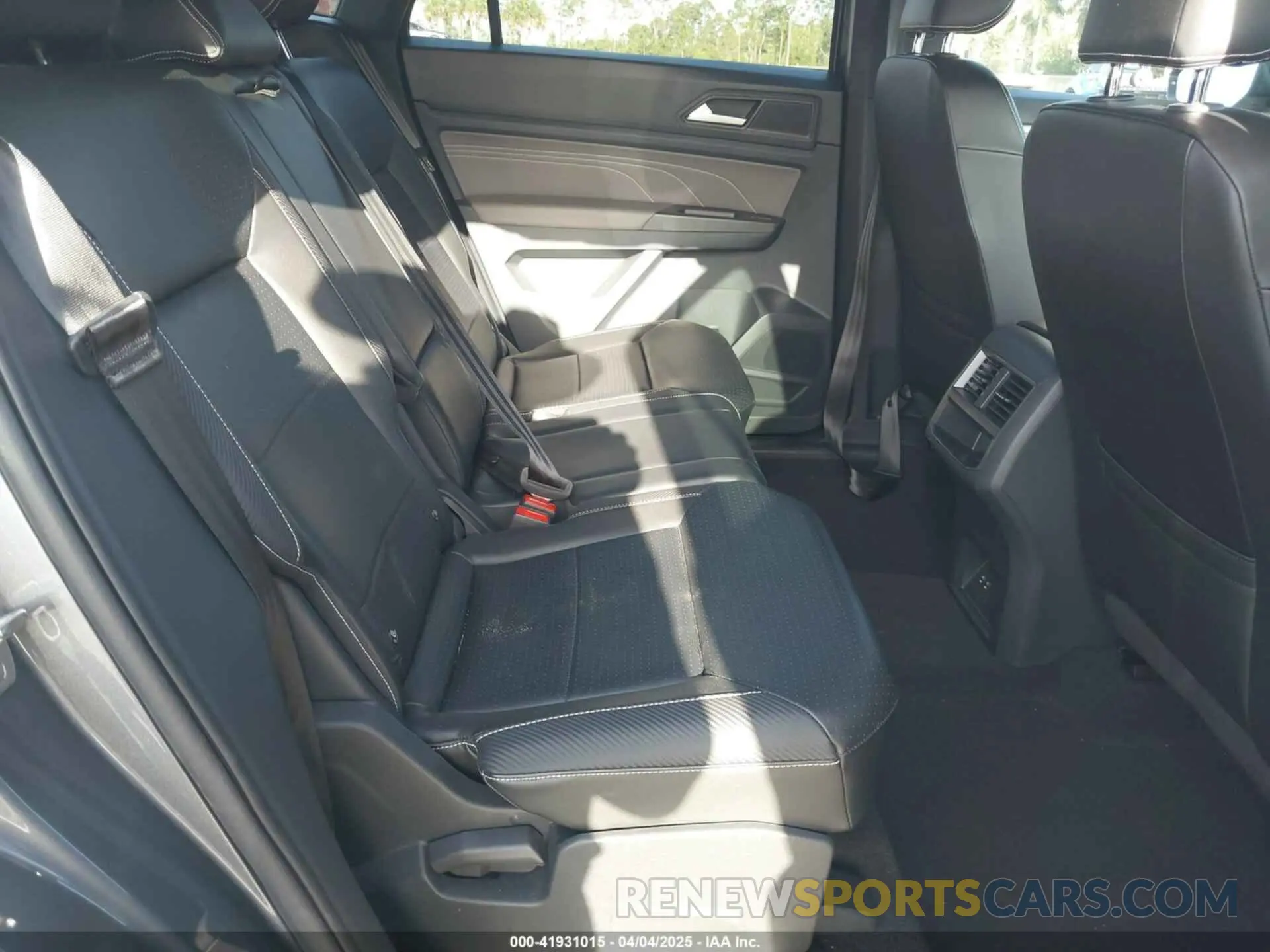 8 Photograph of a damaged car 1V2WE2CA3NC218854 VOLKSWAGEN ATLAS CROSS SPORT 2022