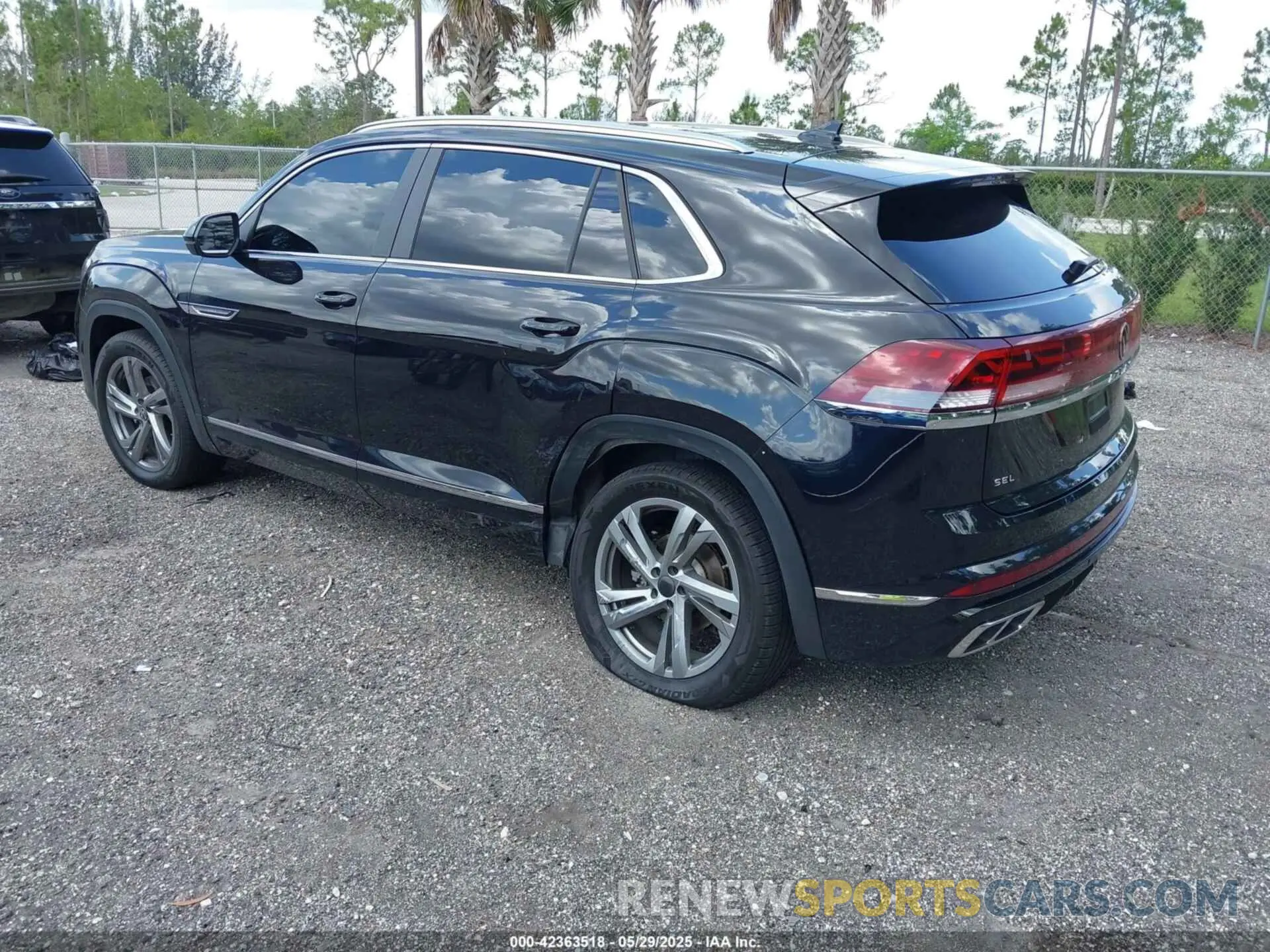 3 Photograph of a damaged car 1V2AE2CA6RC251895 VOLKSWAGEN ATLAS CROSS SPORT 2024
