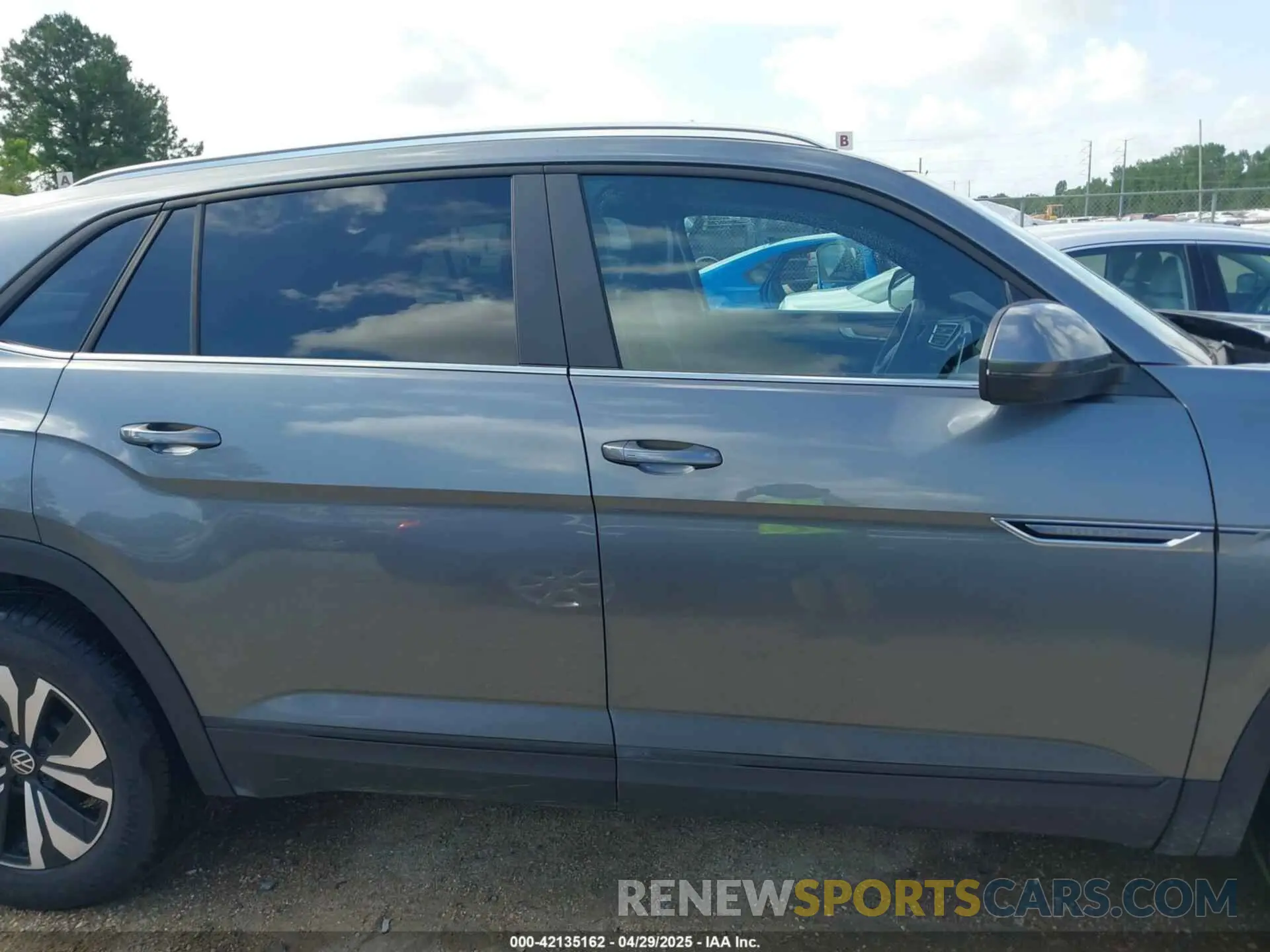 13 Photograph of a damaged car 1V2DE2CAXRC245627 VOLKSWAGEN ATLAS CROSS SPORT 2024
