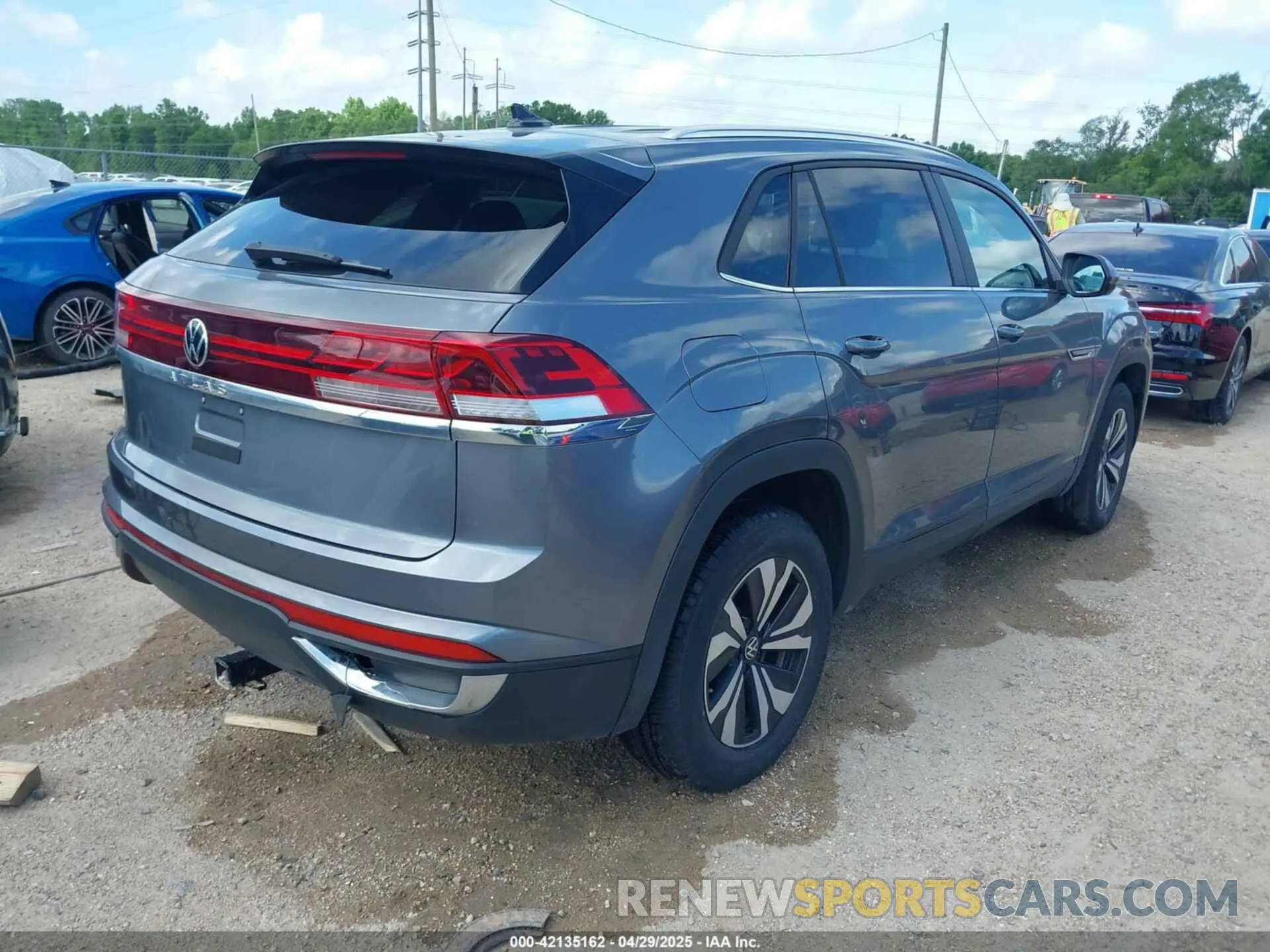 4 Photograph of a damaged car 1V2DE2CAXRC245627 VOLKSWAGEN ATLAS CROSS SPORT 2024