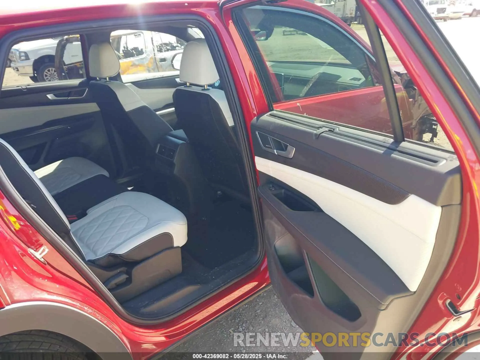 8 Photograph of a damaged car 1V2FE2CA6RC259193 VOLKSWAGEN ATLAS CROSS SPORT 2024