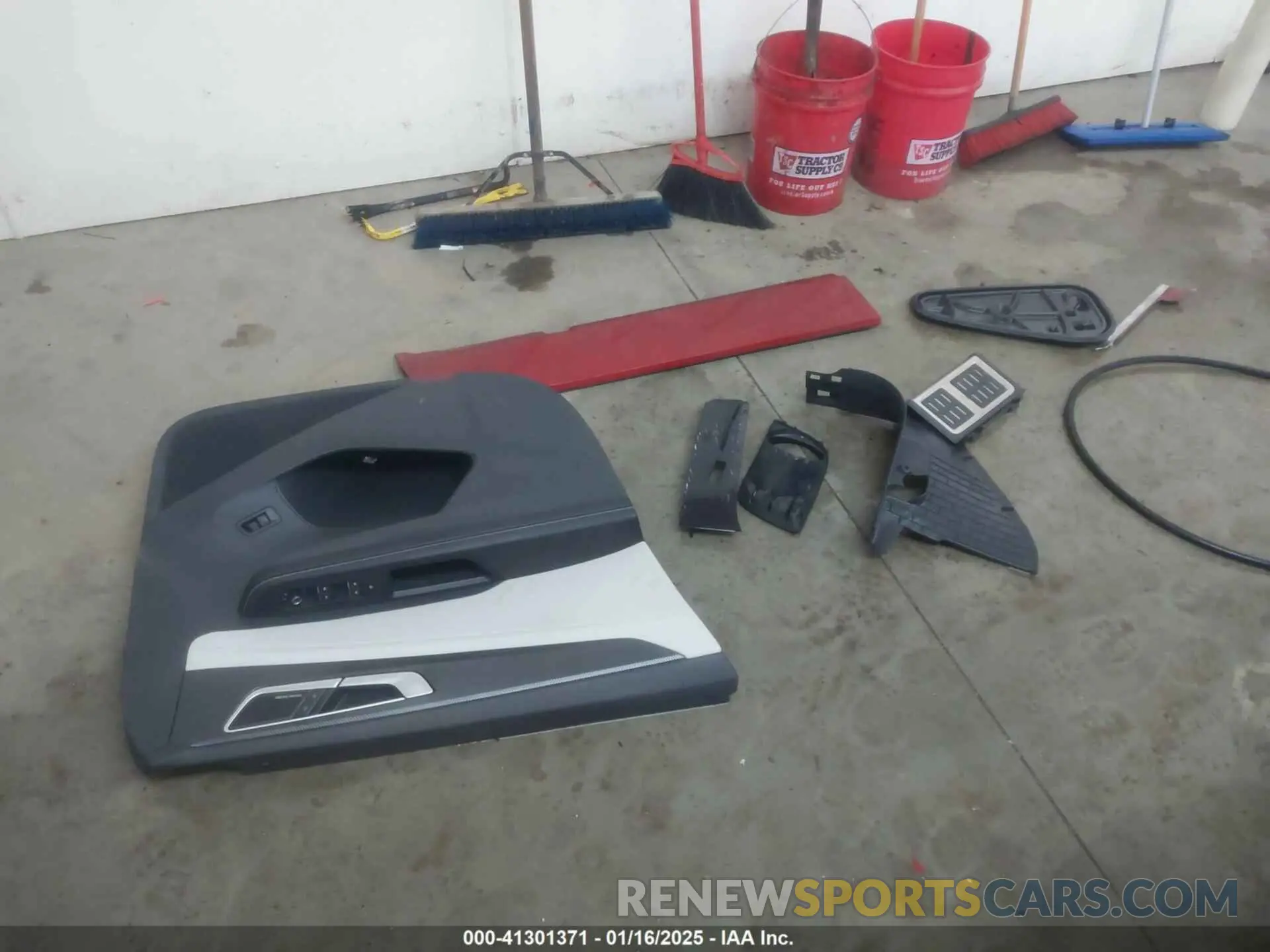 12 Photograph of a damaged car 1V2FE2CA8RC234019 VOLKSWAGEN ATLAS CROSS SPORT 2024