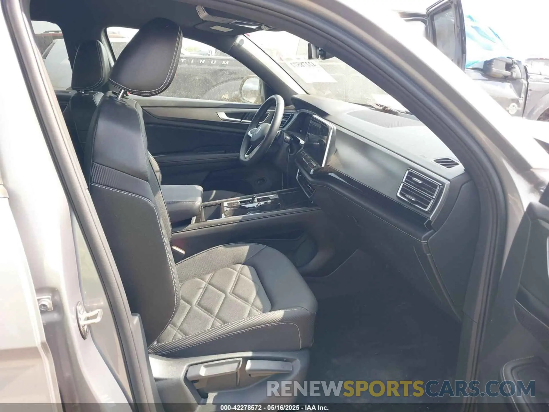 5 Photograph of a damaged car 1V2HE2CA5RC216070 VOLKSWAGEN ATLAS CROSS SPORT 2024