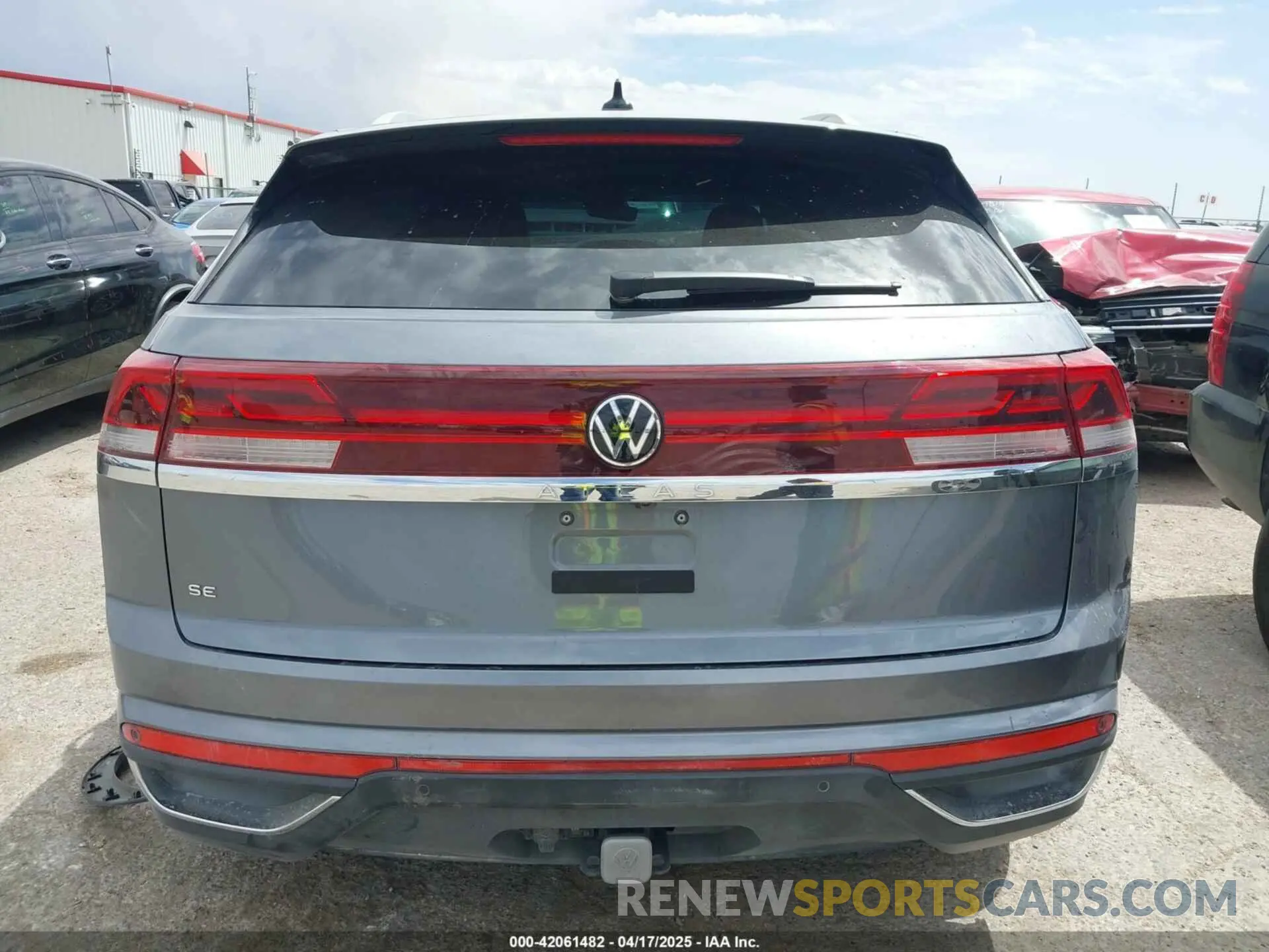 17 Photograph of a damaged car 1V2JE2CA1RC252078 VOLKSWAGEN ATLAS CROSS SPORT 2024