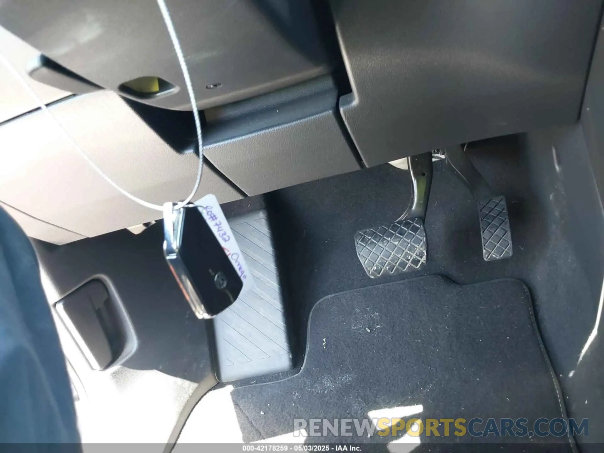 11 Photograph of a damaged car 1V2JE2CA2RC217260 VOLKSWAGEN ATLAS CROSS SPORT 2024